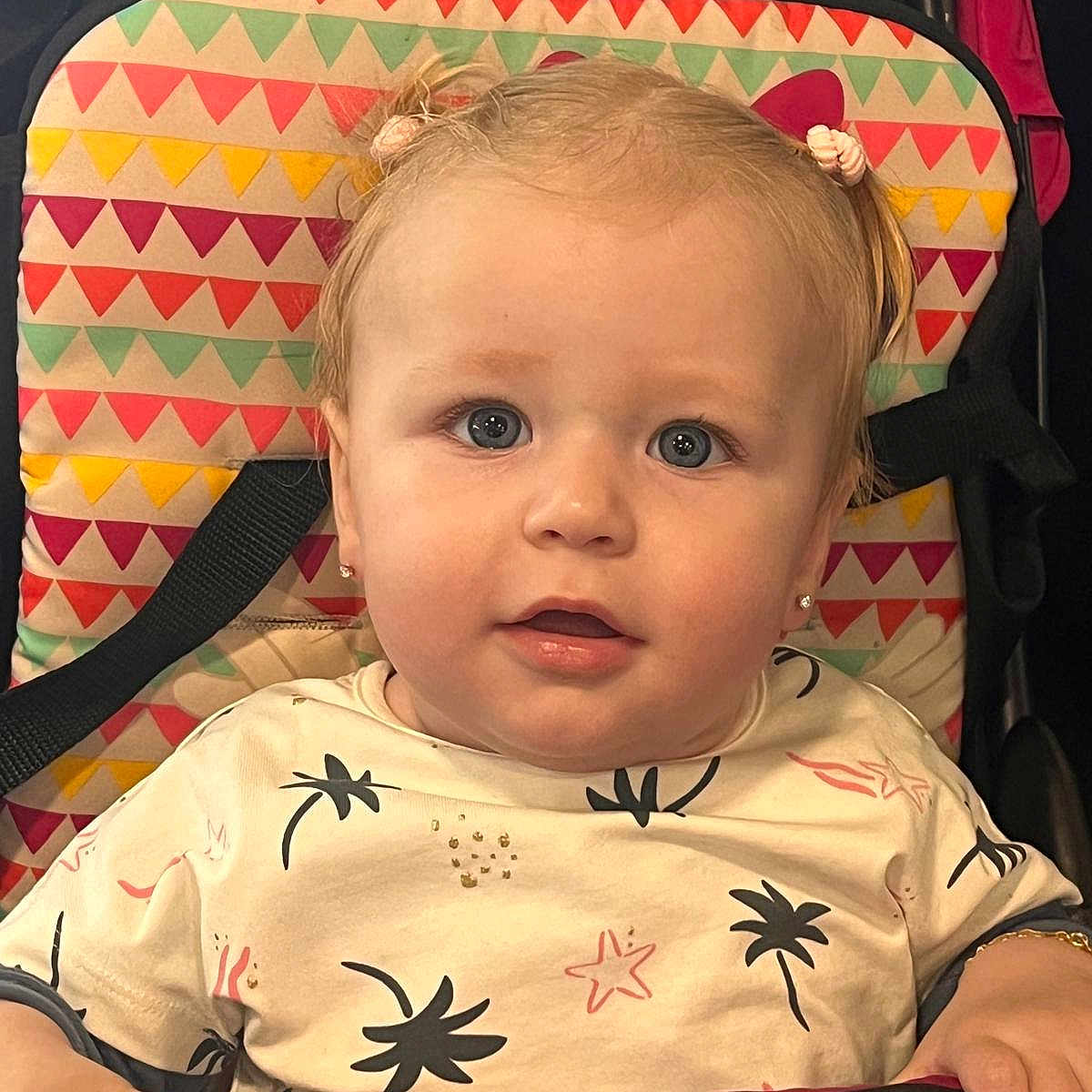 Kyra a rejoint le concours — aidez-le/la à gagner de superbes lots ! baby, blonde, chair, clothing, cushion, face, furniture, hair, happy, head, homedecor, person, photography, portrait, sitting, sleeve, smile, t_shirt