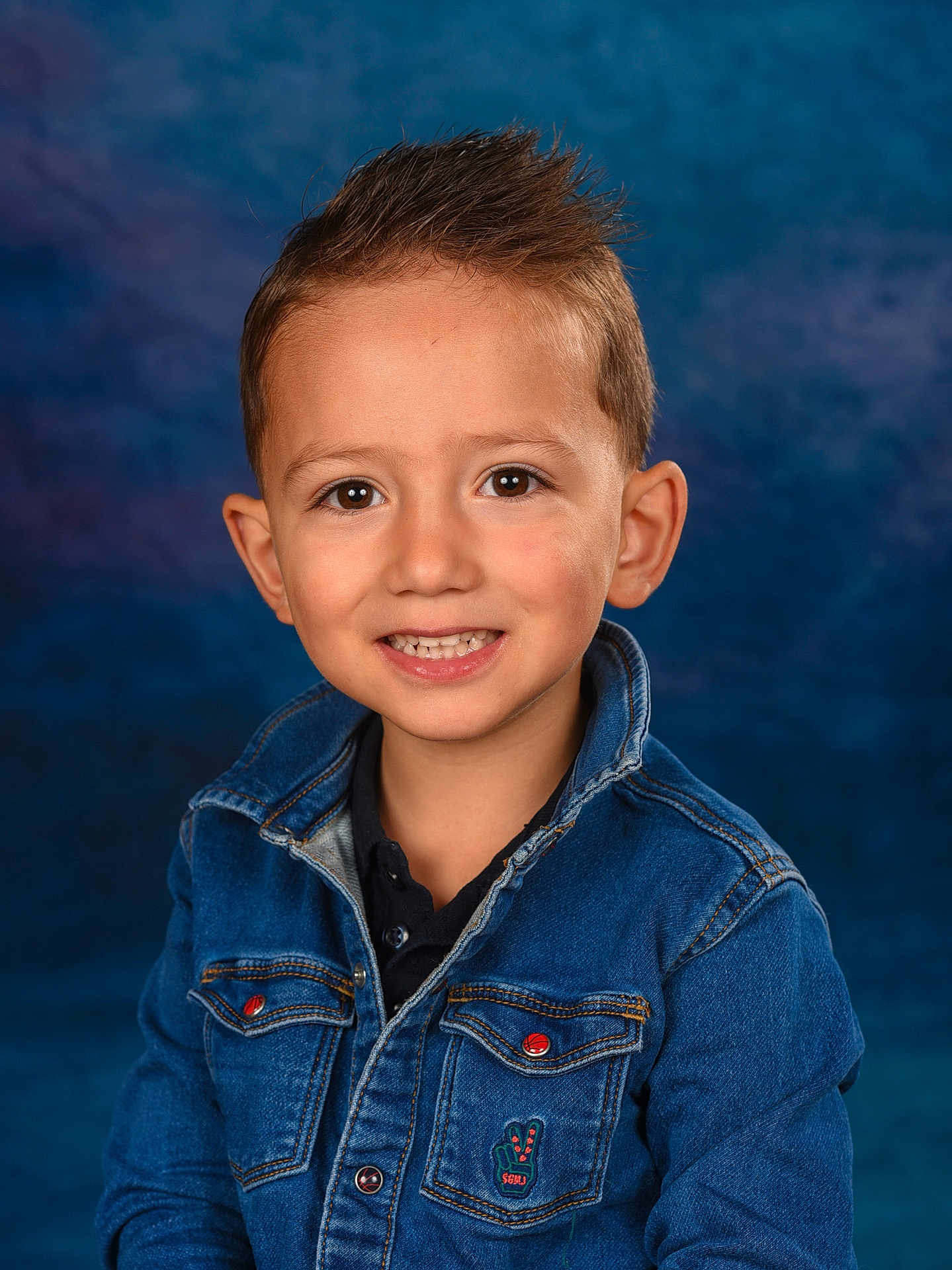 Angelo participe au concours pour gagner de l'argent avec cette photo : boy, buttoned_jacket, casual_clothing, child, childhood, cute, denim_jacket, face, fashion, friendly, happy, indoors, kid, person, photography, portrait, smiling, spiky_hair, studio_background, young