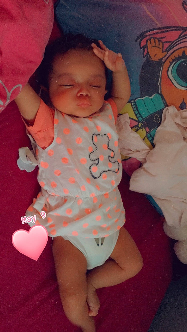 Inaya a rejoint le concours — aidez-le/la à gagner de superbes lots ! arm, cheek, eye, face, facial_expression, hair, hairstyle, hand, head, human_body, joint, leg, mouth, muscle, organ, person, shorts, shoulder, skin, smile