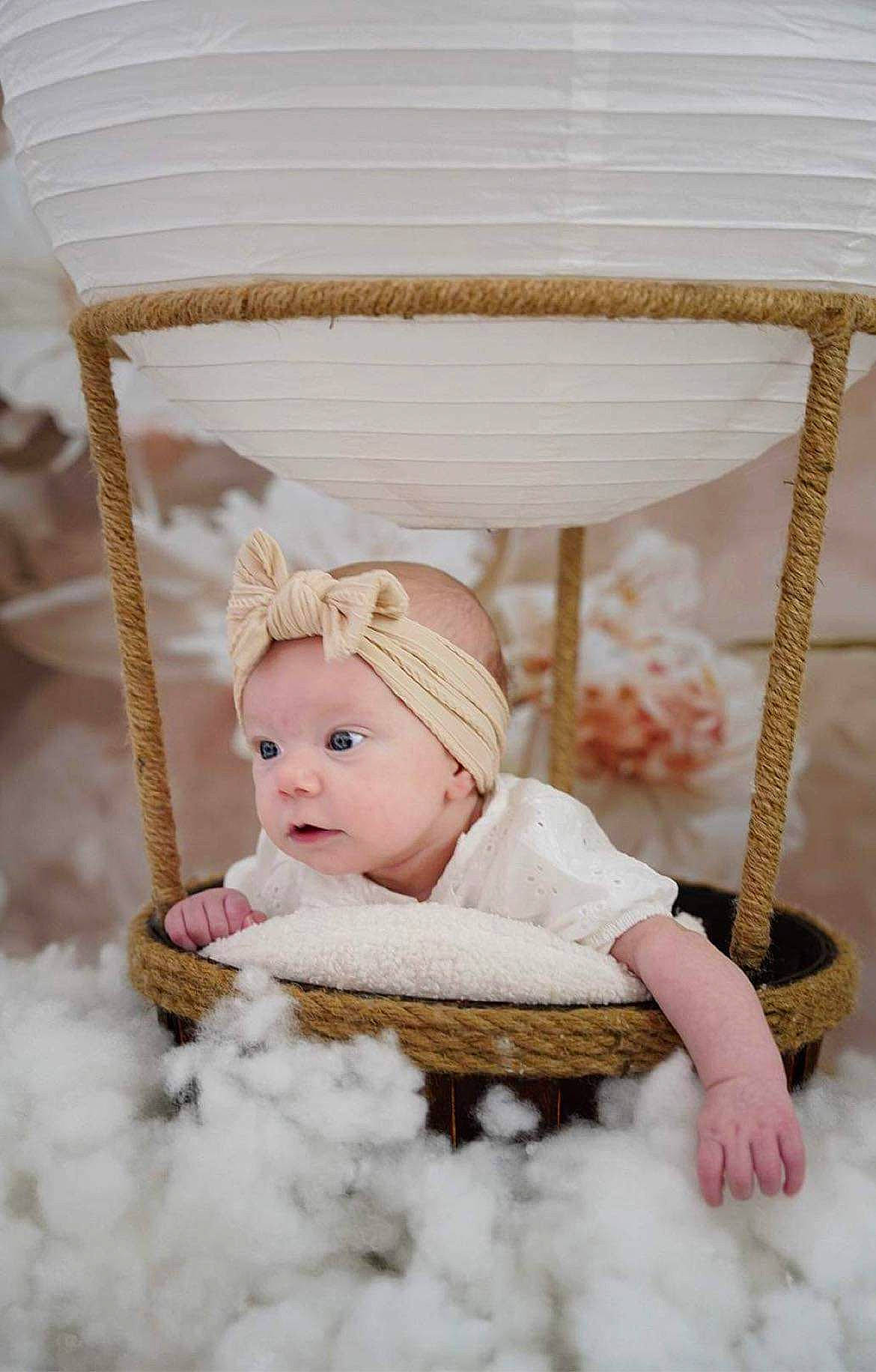 Ella a rejoint le concours — aidez-le/la à gagner de superbes lots ! baby, baby_products, baby_safety, baby_sleeping, baby_toddler_clothing, beanie, child, comfort, embellishment, eye, fur, happy, linens, pattern, person, sitting, sleeve, textile, toddler, white