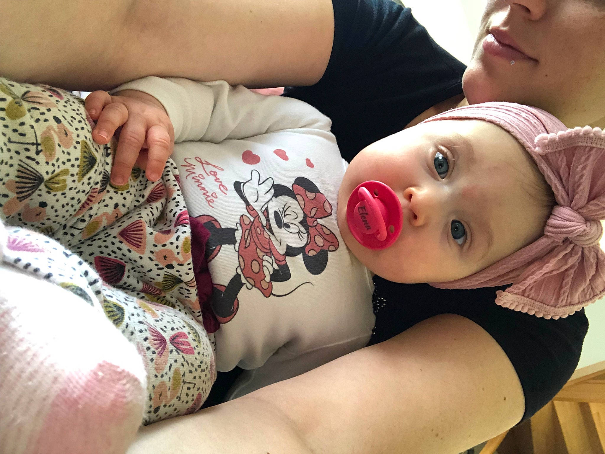 Elena a rejoint le concours — aidez-le/la à gagner de superbes lots ! baby_toddler_clothing, black_hair, cheek, chest, comfort, cool, elbow, eyelash, face, happy, human_leg, knee, lip, mouth, person, skin, sleeve, textile, thigh, toddler