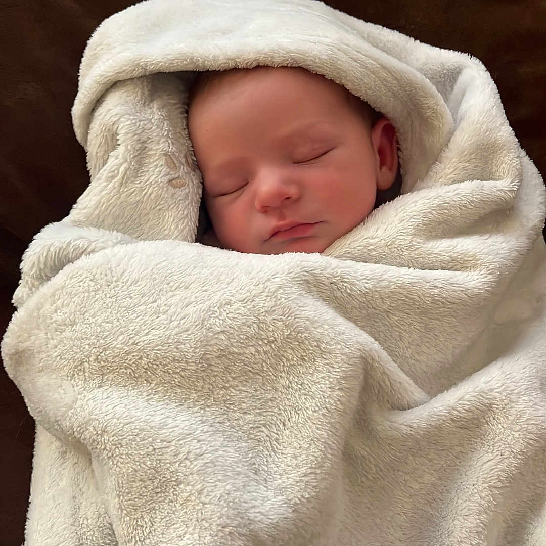 Rose participe au concours pour gagner de l'argent avec cette photo : baby, blanket, clothing, couch, face, furniture, head, hood, newborn, person, photography, portrait, quilt, sleeping, towel