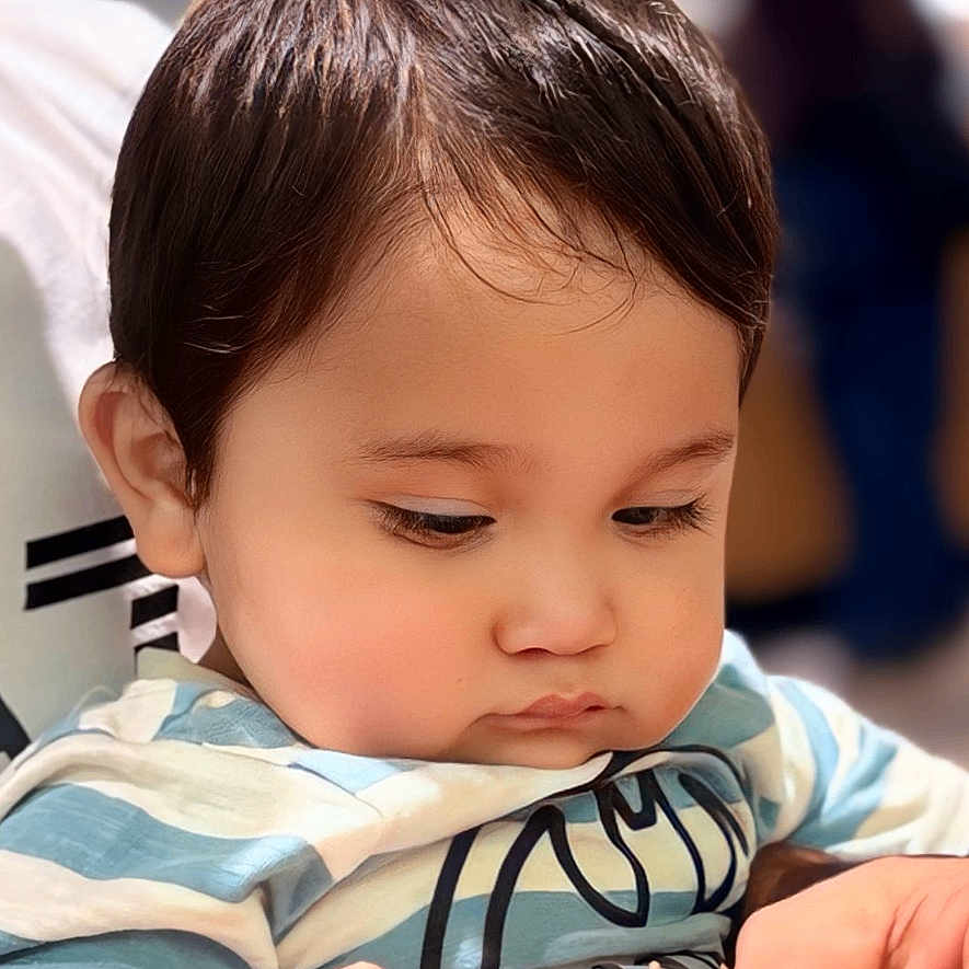 Ayan Khan a rejoint le concours — aidez-le/la à gagner de superbes lots ! adult_hands, baby, bandage, blurry_background, care, child, closeup, cute, expression, face, focus, hair, hands, indoor, parenting, person, skin, soft_light, striped_shirt, toddler