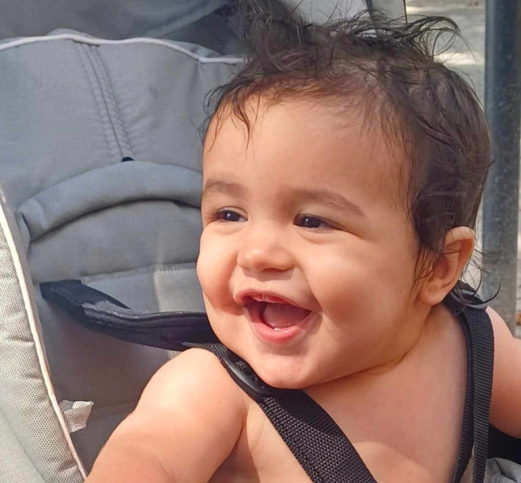 Rafaël participe au concours pour gagner de l'argent avec cette photo : baby, child, smiling, happy, face, hair, stroller, seatbelt, outdoor, skin, cheeks, infant, closeup, expression, joy, cute, person, sunlight, portrait, seat