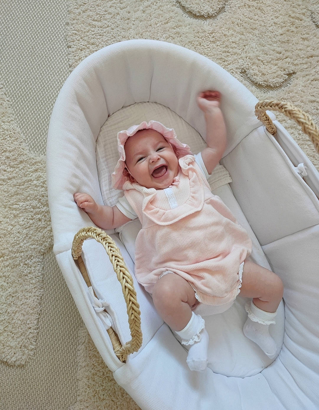 Luna a rejoint le concours — aidez-le/la à gagner de superbes lots ! baby, baby_products, baby_safety, baby_sleeping, baby_toddler_clothing, child, comfort, eye, face, fun, head, headgear, headwear, infant_bed, linens, person, product, room, sitting, smile