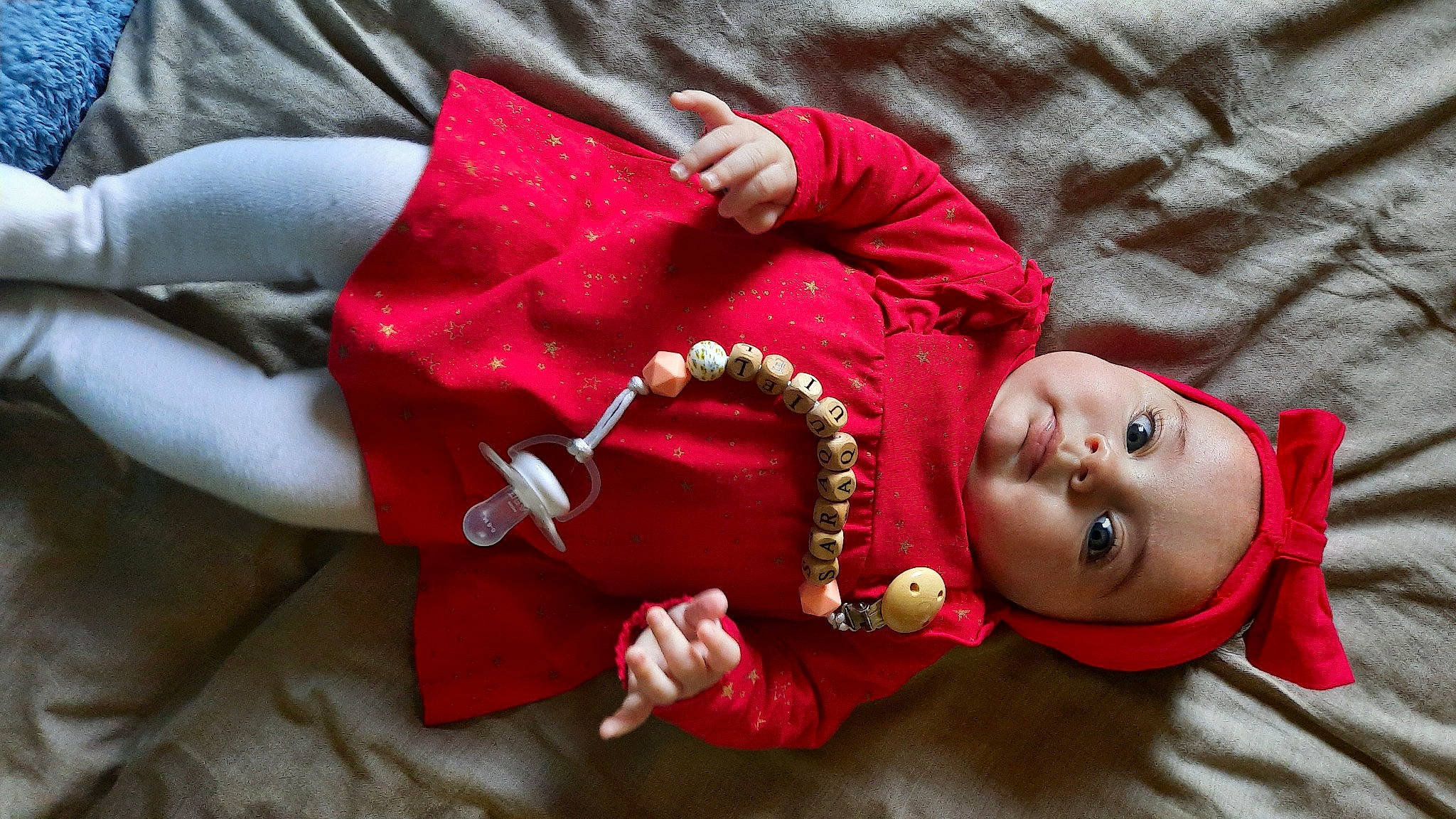 Saraquiel participe au concours pour gagner de l'argent avec cette photo : baby, baby_toddler_clothing, child, comfort, finger, gesture, hand, happy, headgear, headwear, human_body, joint, lip, magenta, mouth, person, pink, red, skin, sleeve