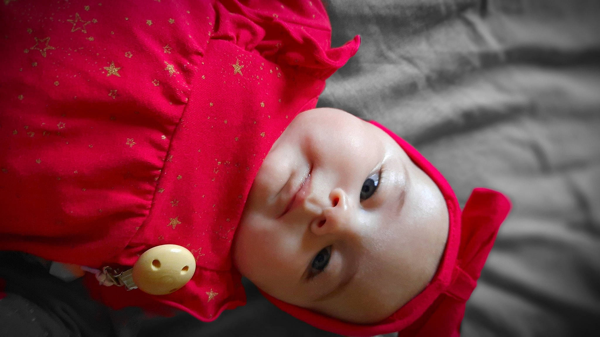 Saraquiel participe au concours pour gagner de l'argent avec cette photo : baby, baby_toddler_clothing, cheek, chin, eye, face, flash_photography, lip, mammal, mouth, nose, organ, outerwear, person, pink, red, skin, sleeve, textile, toddler