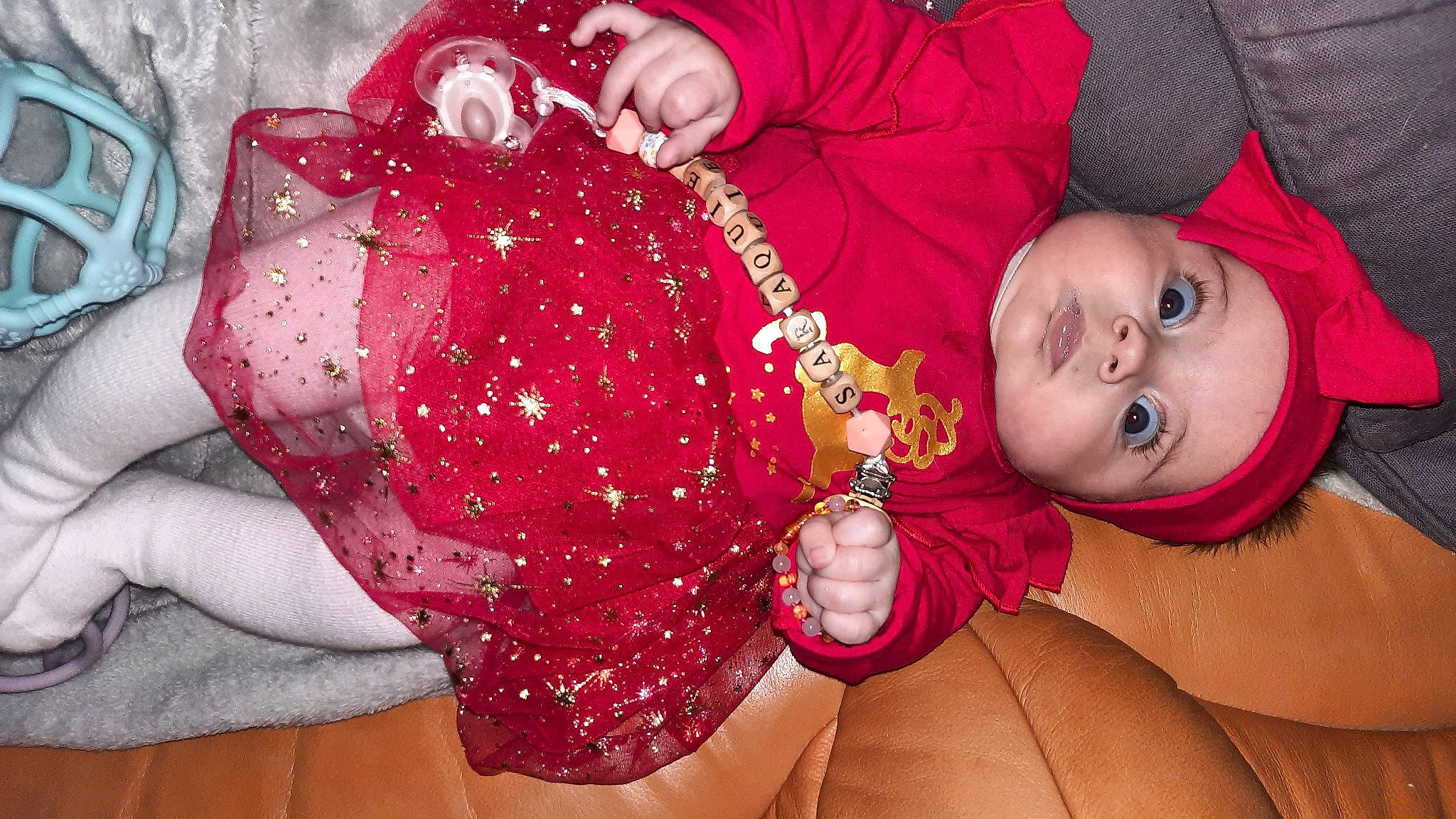 Saraquiel participe au concours pour gagner de l'argent avec cette photo : baby, baby_toddler_clothing, child, event, finger, gesture, hand, happy, hat, headwear, jewellery, lip, magenta, mouth, nail, pattern, person, pink, red, skin