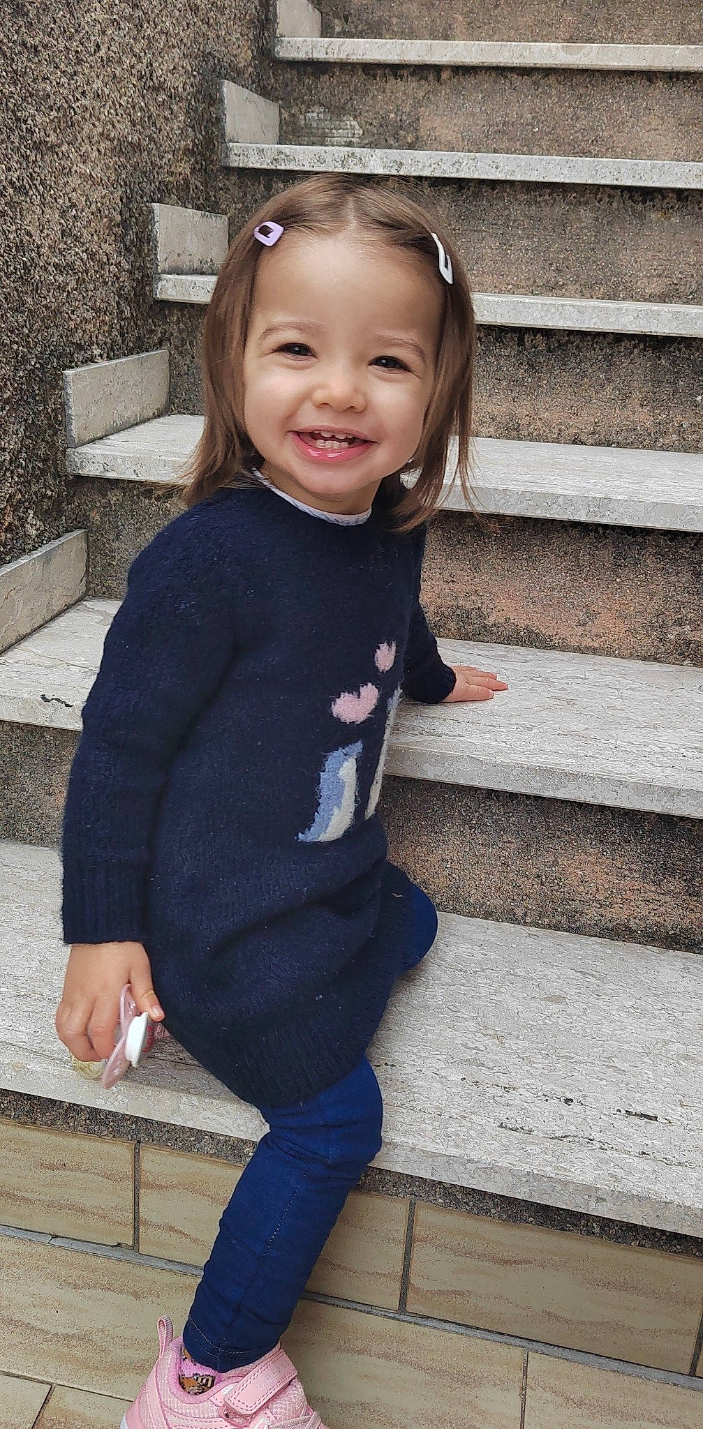 Lya a rejoint le concours — aidez-le/la à gagner de superbes lots ! baby_toddler_clothing, cheek, cool, dress, eye, face, hair, hairstyle, happy, head, human_body, iris, joy, lip, person, skin, sleeve, smile, standing, toddler