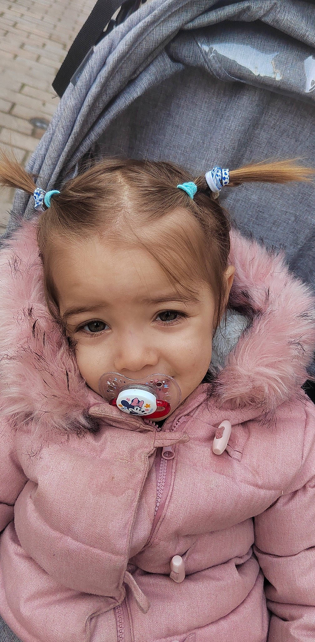 Lya a rejoint le concours — aidez-le/la à gagner de superbes lots ! cheek, chin, ear, eye, eyebrow, eyelash, face, hair, hairstyle, head, human_body, iris, lip, mouth, neck, nose, organ, outerwear, person, pink