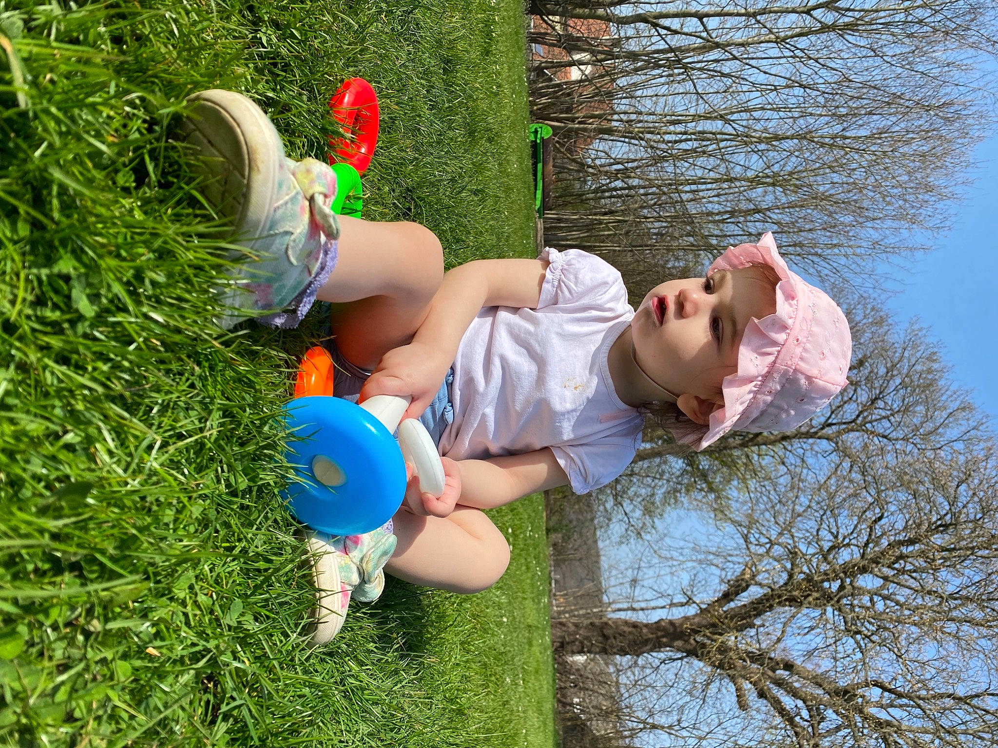 Lyana a rejoint le concours — aidez-le/la à gagner de superbes lots ! child, fun, grass, happy, headwear, jeans, lawn, leg, leisure, people_in_nature, person, plant, recreation, shorts, sitting, sky, sneakers, summer, t_shirt, toddler