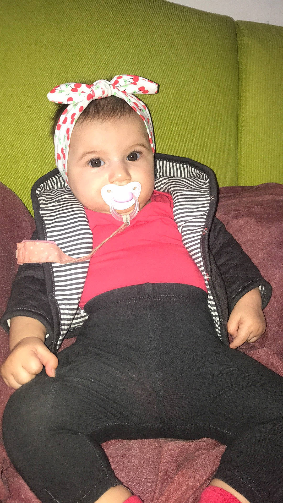 Lyana a rejoint le concours — aidez-le/la à gagner de superbes lots ! arm, baby, baby_toddler_clothing, cheek, comfort, hairstyle, happy, head, human_body, knee, lap, lip, mouth, neck, person, pink, skin, sleeve, textile, thigh