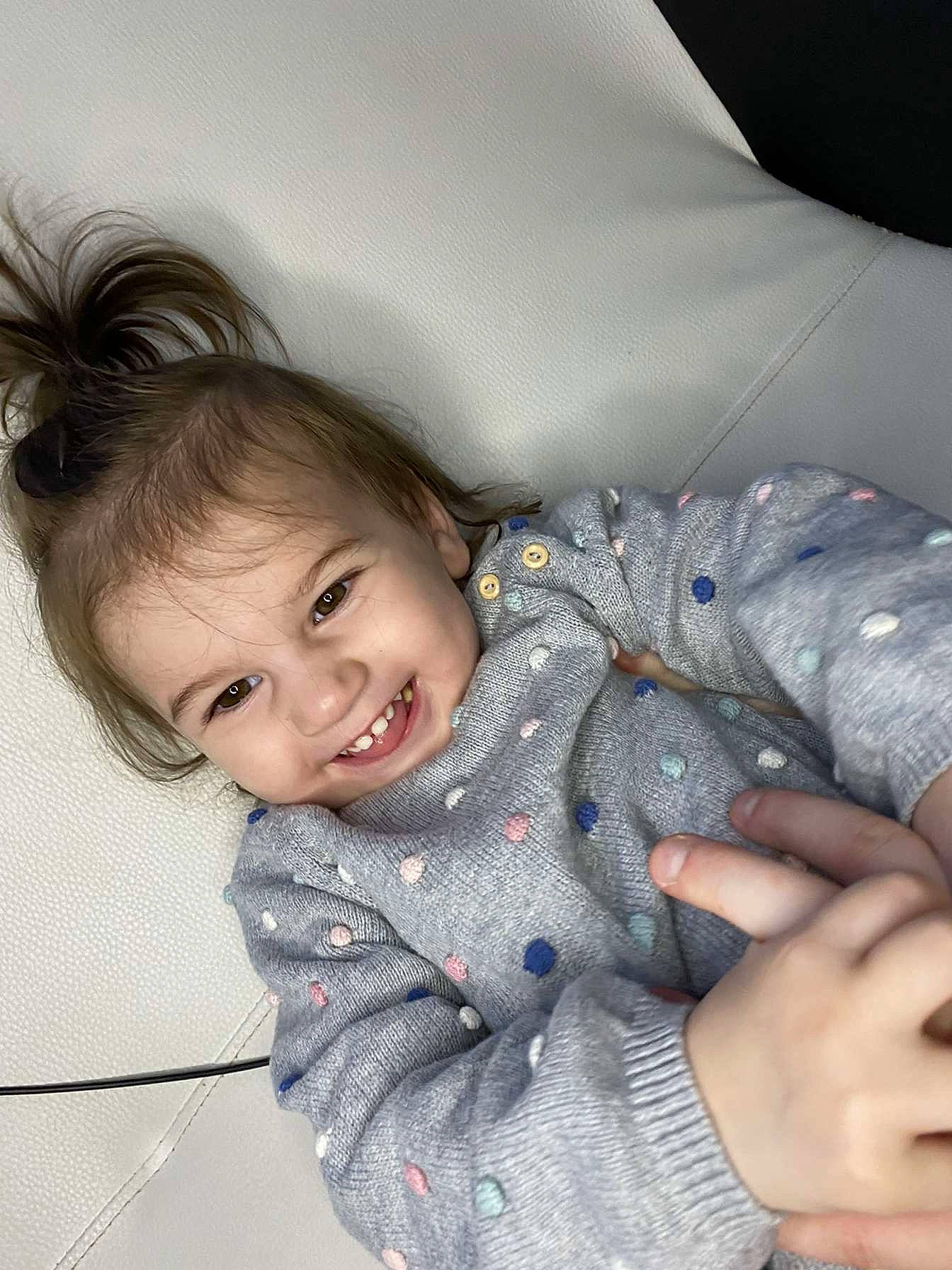 Lyana a rejoint le concours — aidez-le/la à gagner de superbes lots ! baby_toddler_clothing, cheek, child, comfort, electric_blue, finger, fun, gesture, hand, happy, iris, joy, linens, nail, nose, pattern, person, skin, sleeve, smile