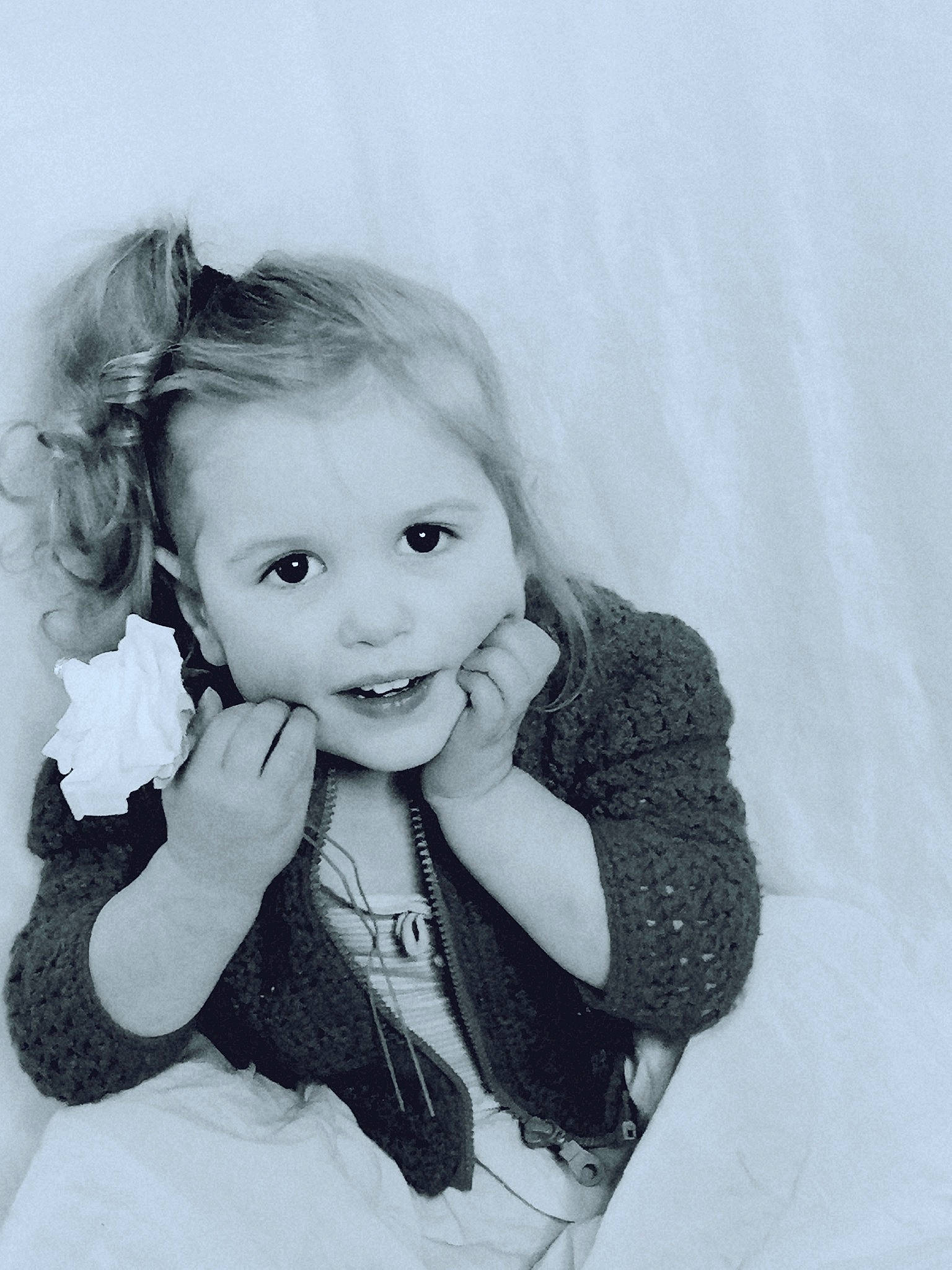 Alicia participe au concours pour gagner de l'argent avec cette photo : arm, black_hair, cheek, eye, eyebrow, eyelash, flash_photography, gesture, hair, happy, human_body, iris, lip, long_hair, nose, person, shoulder, skin, sleeve, smile