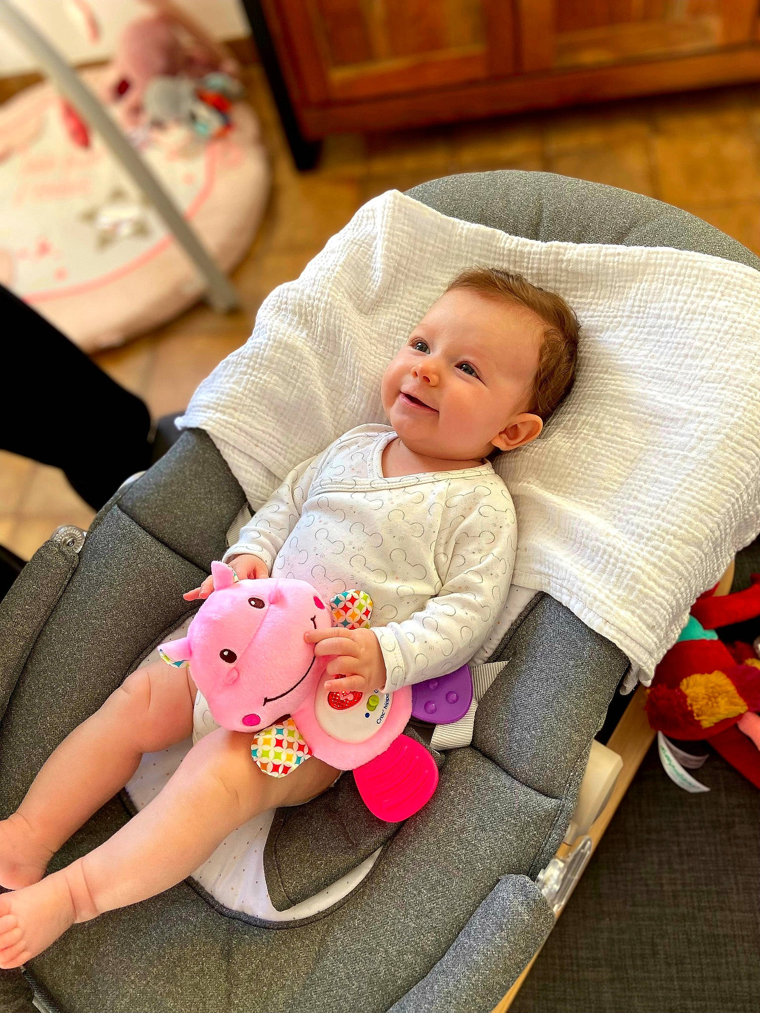 Giulia participe au concours pour gagner de l'argent avec cette photo : baby, baby_products, baby_safety, baby_toddler_clothing, cheek, child, comfort, face, facial_expression, happy, head, linens, person, room, sitting, skin, sleeve, smile, textile, toddler