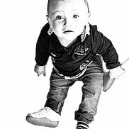 Milan a rejoint le concours — aidez-le/la à gagner de superbes lots ! baby, child, boy, portrait, black_and_white, curious, casual_clothing, shoe, sock, cute, infant, looking_up, high_contrast, sitting, one_shoe, one_sock, expression, close_up, indoor, adorable