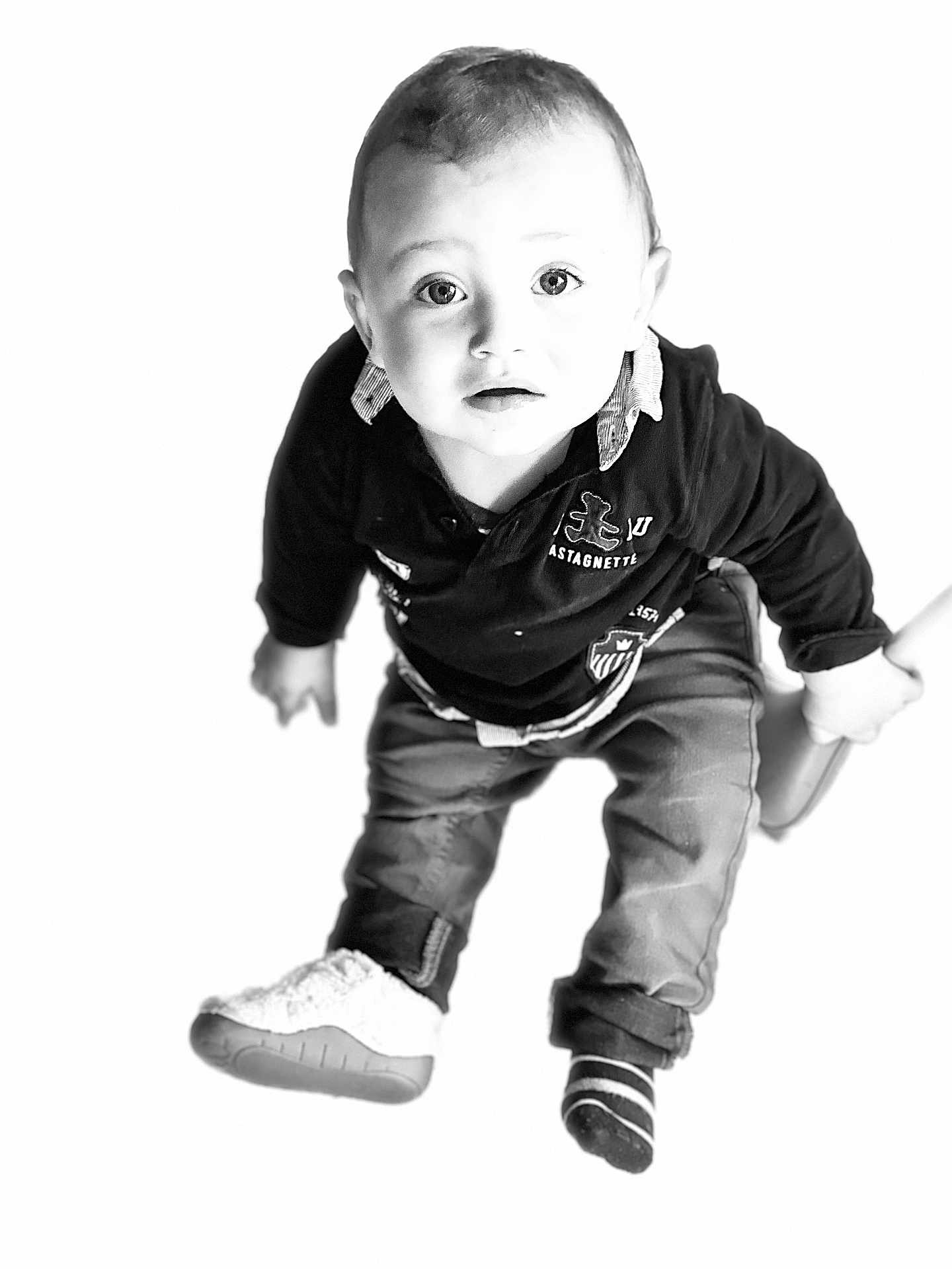 Milan a rejoint le concours — aidez-le/la à gagner de superbes lots ! baby, child, boy, portrait, black_and_white, curious, casual_clothing, shoe, sock, cute, infant, looking_up, high_contrast, sitting, one_shoe, one_sock, expression, close_up, indoor, adorable
