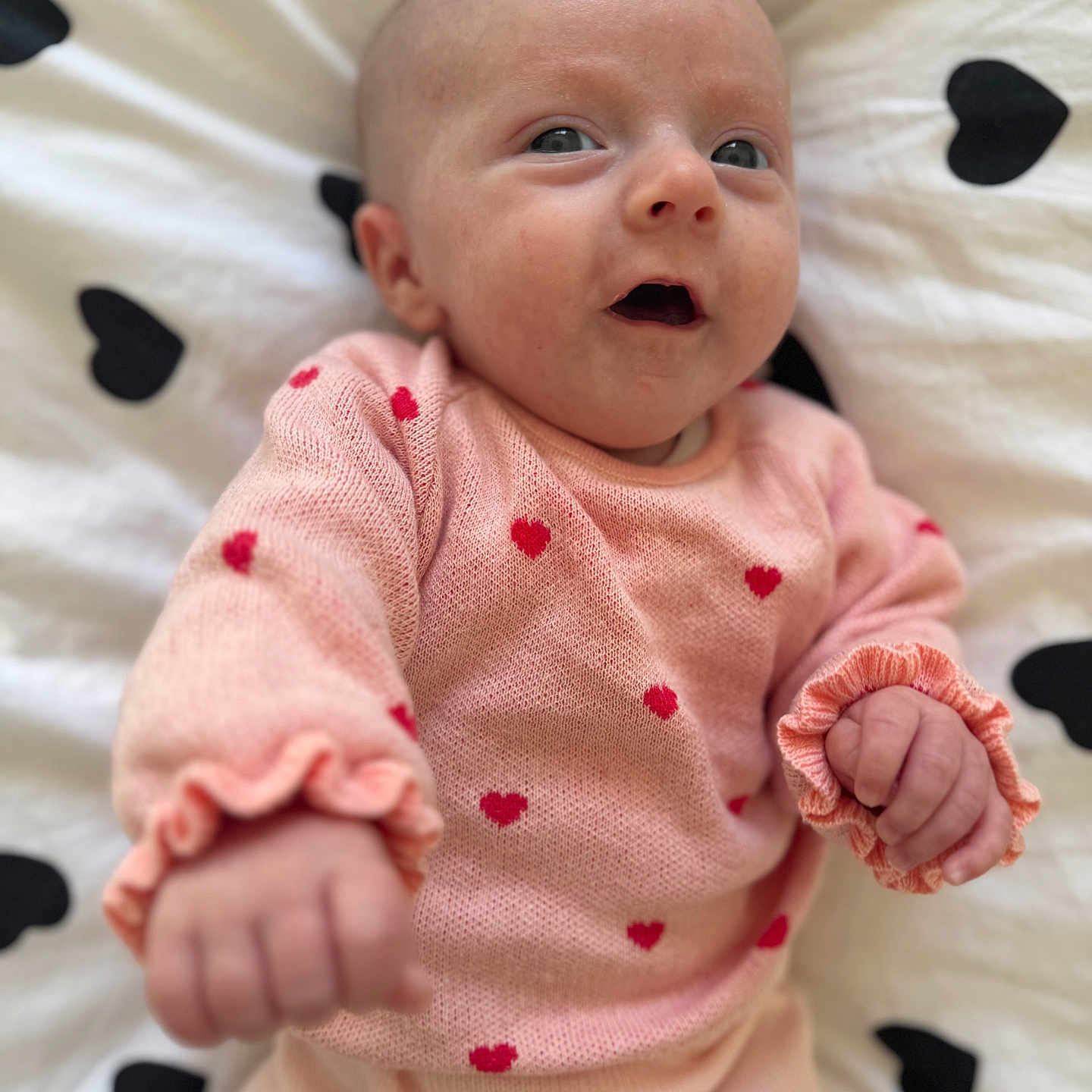 Lyliana a rejoint le concours — aidez-le/la à gagner de superbes lots ! baby, bedding, bedroom, blanket, close_up, cute, eyes, hands, heart_pattern, infant, knitwear, lying_down, mouth_open, newborn, nursery, pink_clothing, portrait, skin, sleepwear, soft_texture