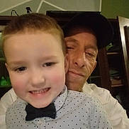Thomas a rejoint le concours — aidez-le/la à gagner de superbes lots ! bow_tie, cabinet, cap, casual, child, close_up, face, family, furniture, happy, home, indoor, man, people, polka_dot, portrait, selfie, shirt, smile, together