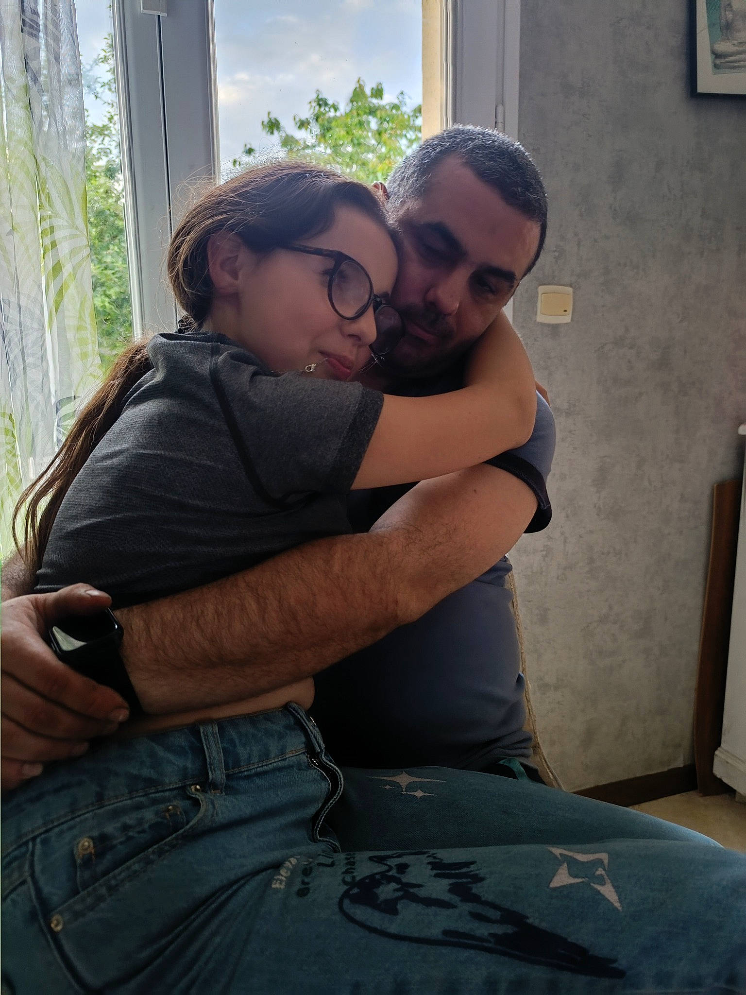 Crystal participe au concours pour gagner de l'argent avec cette photo : beard, chest, curtain, event, eyewear, facial_hair, fun, gesture, goggles, happy, hug, joint, leisure, muscle, person, personal_protective_equipment, picture_frame, sitting, sunglasses, t_shirt