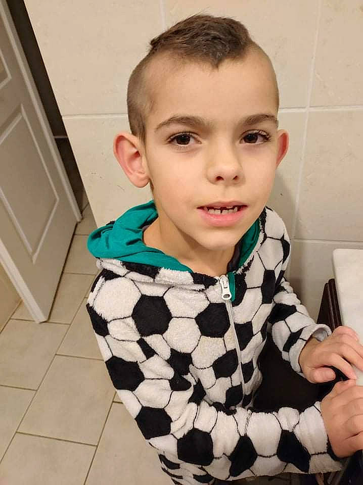 Nolan participe au concours pour gagner de l'argent avec cette photo : arm, collar, crew_cut, door, dress_shirt, eyebrow, eyelash, fashion_accessory, fashion_design, flooring, forehead, formal_wear, fur, lip, neck, pattern, person, plaid, sleeve, street_fashion