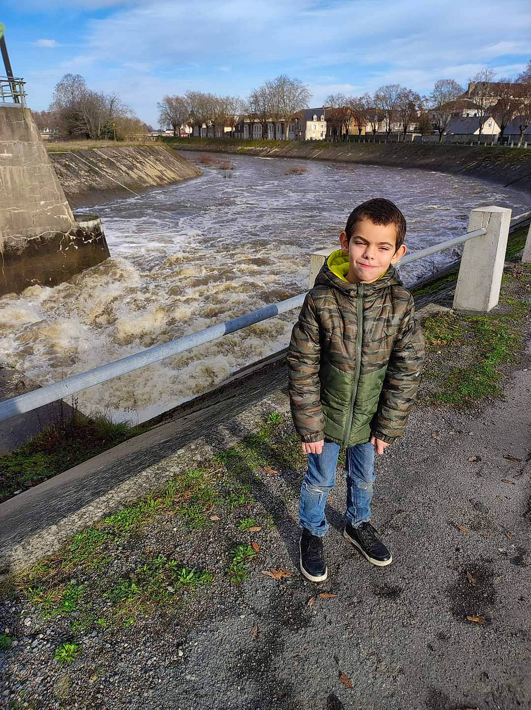 Nolan participe au concours pour gagner de l'argent avec cette photo : asphalt, bank, child, cloud, freezing, grass, jacket, joy, lake, landscape, leisure, person, reservoir, road_surface, rock, sky, spring, toddler, tree, water