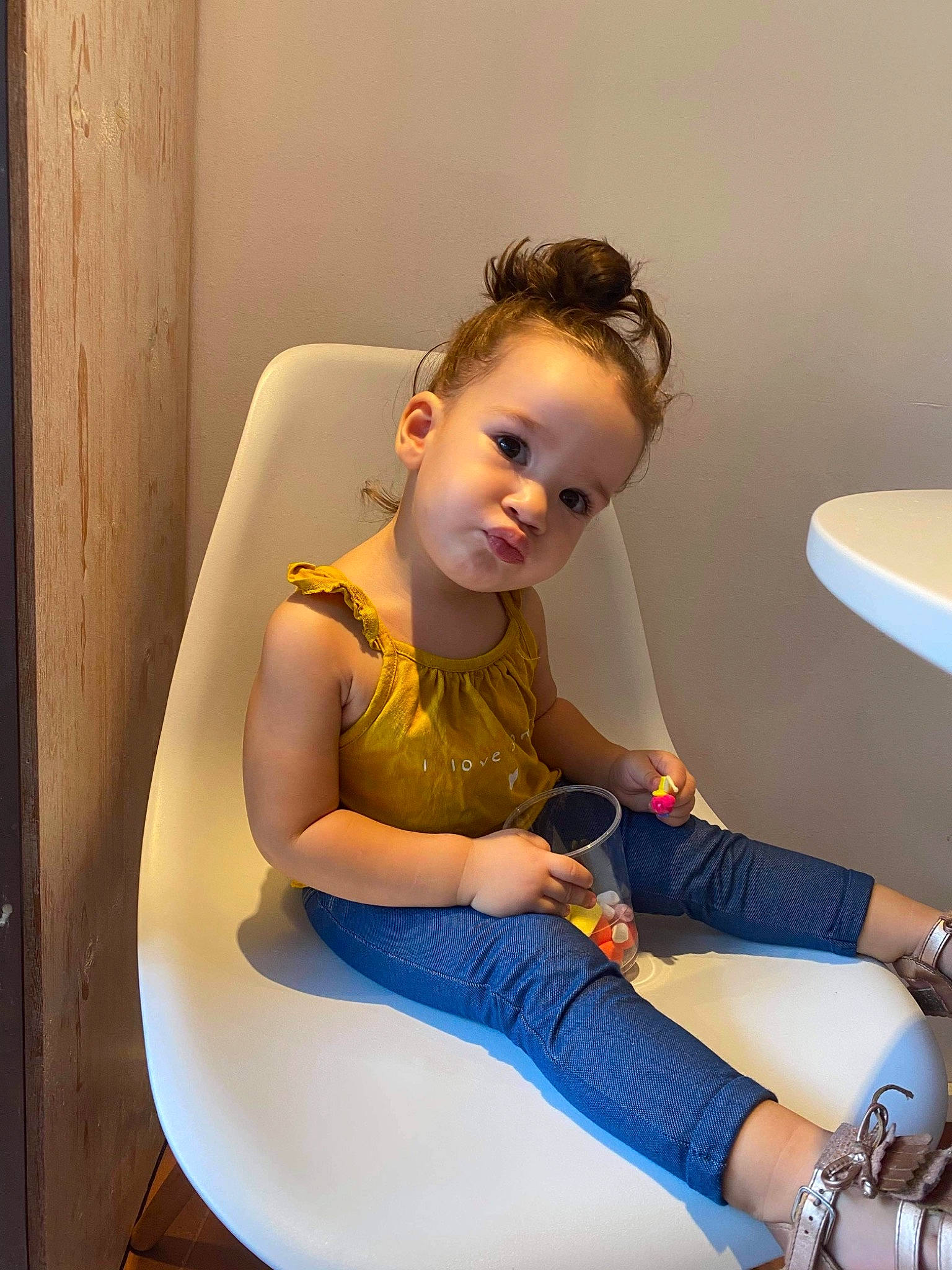 Sanaa participe au concours pour gagner de l'argent avec cette photo : active_tank, ankle, baby, baby_toddler_clothing, bracelet, child, comfort, fashion_accessory, foot, hair_accessory, hand, knee, lap, person, sandal, sitting, stomach, toddler, watch, wood_stain