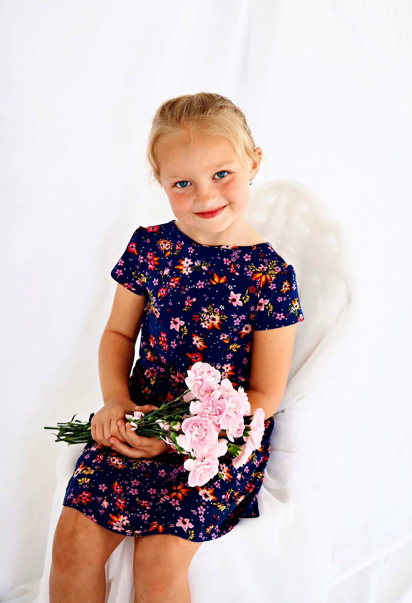 Miranda is registered to the contest to win money with this photo: beauty, day_dress, electric_blue, fashion, fashion_design, flower, happy, human_leg, joy, knee, magenta, neck, one_piece_garment, person, plant, shoulder, sleeve, smile, t_shirt, thigh