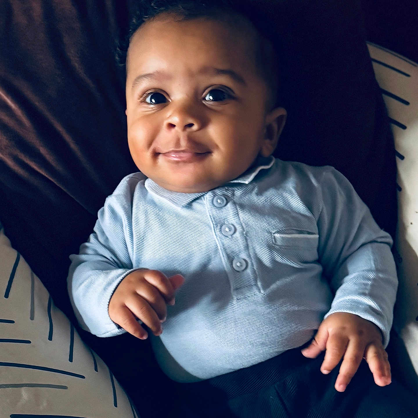 Isaïah participe au concours pour gagner de l'argent avec cette photo : baby, child, clothing, cushion, cute, eyes, face, hand, happy, indoors, infant, pants, pattern, person, portrait, relaxed, shirt, skin, smile, young