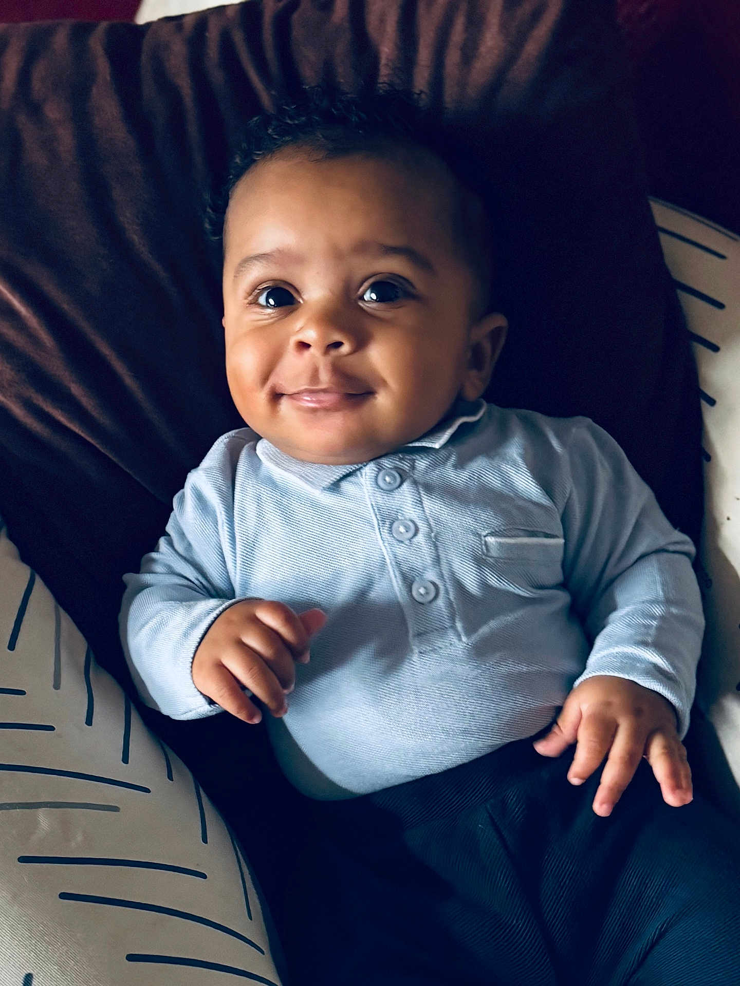 Isaïah participe au concours pour gagner de l'argent avec cette photo : baby, child, smile, face, eyes, clothing, shirt, pants, hand, cushion, pattern, cute, infant, portrait, indoors, relaxed, happy, skin, person, young