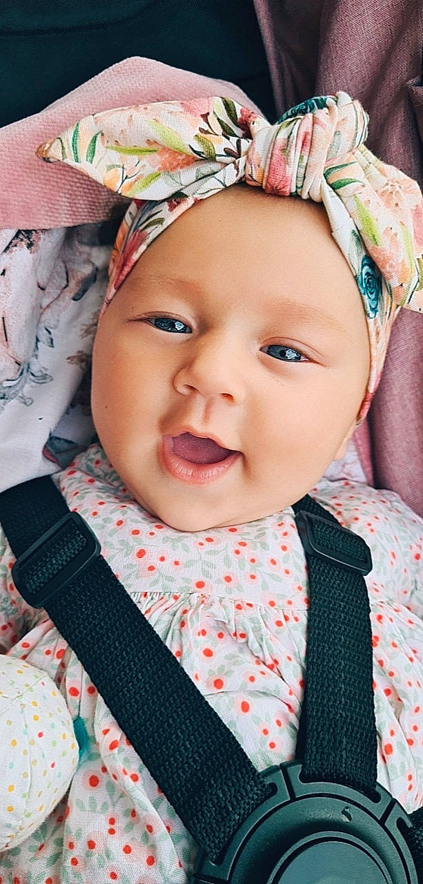 Elia a rejoint le concours — aidez-le/la à gagner de superbes lots ! baby, baby_toddler_clothing, cheek, eye, face, facial_expression, happy, headgear, headwear, iris, lip, nose, organ, person, photograph, pink, skin, sleeve, smile, textile