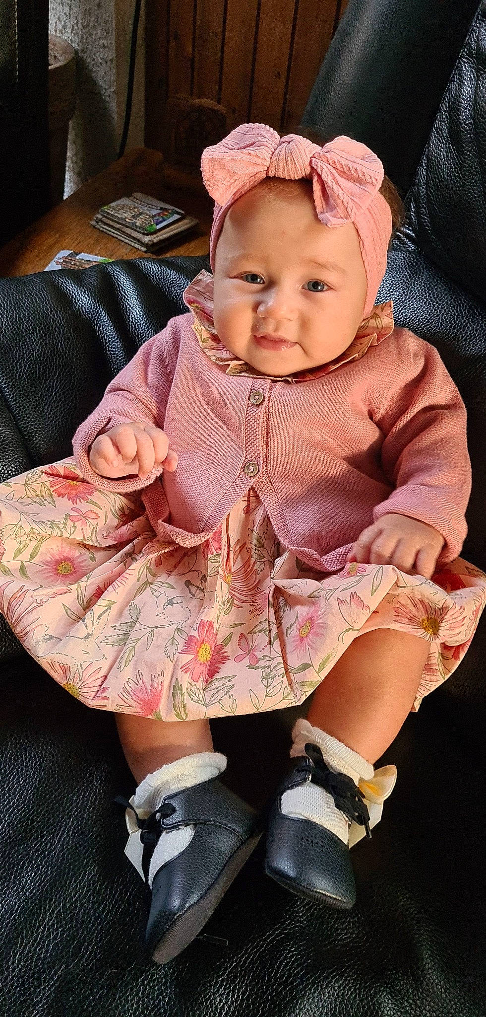 Elia a rejoint le concours — aidez-le/la à gagner de superbes lots ! baby, baby_toddler_clothing, cheek, child, dress, embellishment, headgear, headwear, magenta, pattern, person, pink, purple, ruffle, skin, sleeve, smile, sock, textile, thigh