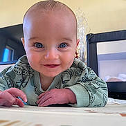 Gabriël participe au concours pour gagner de l'argent avec cette photo : baby, smiling, face, blue_eyes, sweater, infant, tummy_time, indoor, playpen, furniture, table, homedecor, clock, person, child, cute, portrait, hand, skin, expression