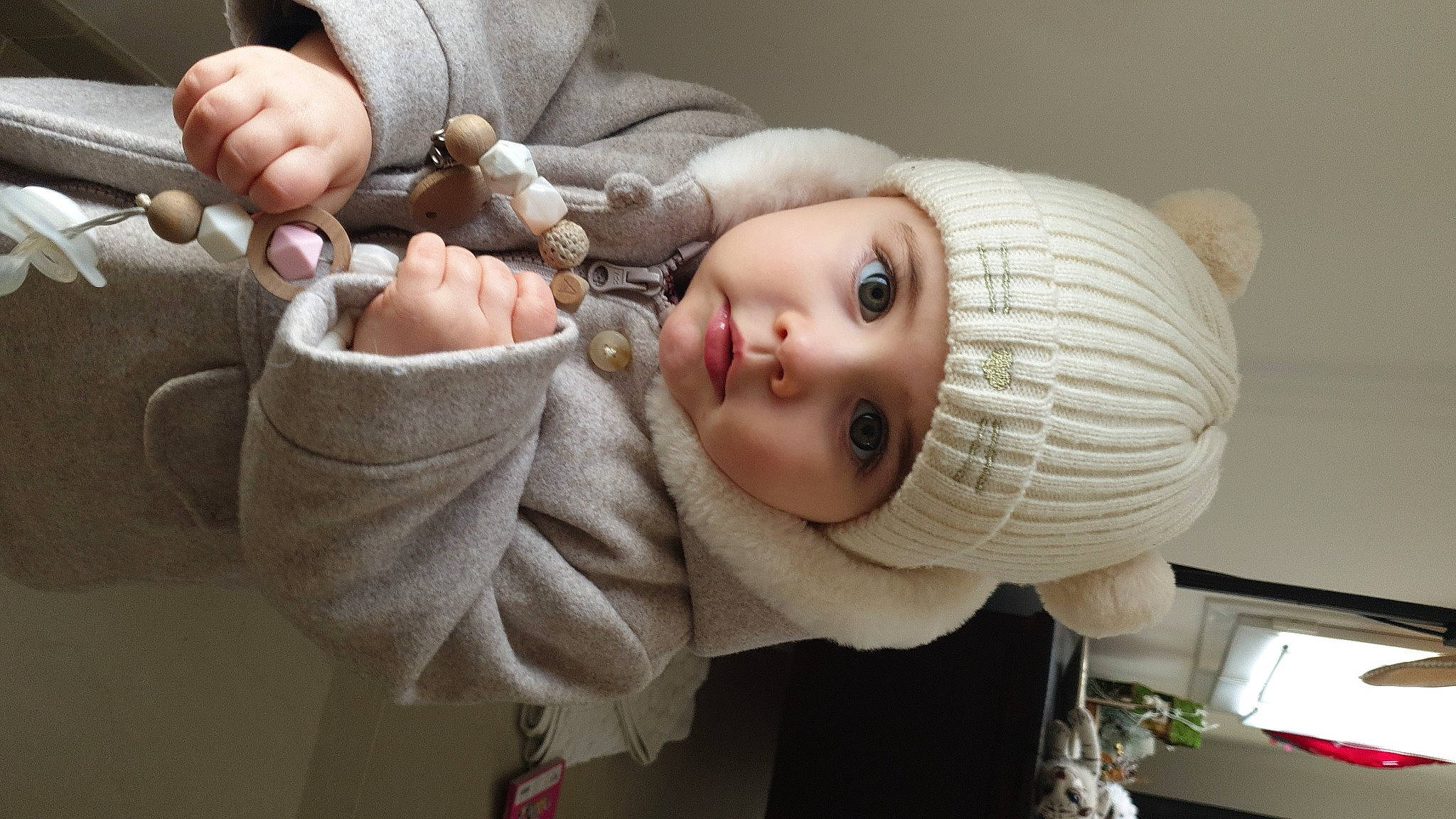 Ambre a rejoint le concours — aidez-le/la à gagner de superbes lots ! art, baby, baby_products, cheek, child, doll, eyelash, finger, gesture, headgear, headwear, nail, person, plant, product, textile, thumb, toddler, toy, window