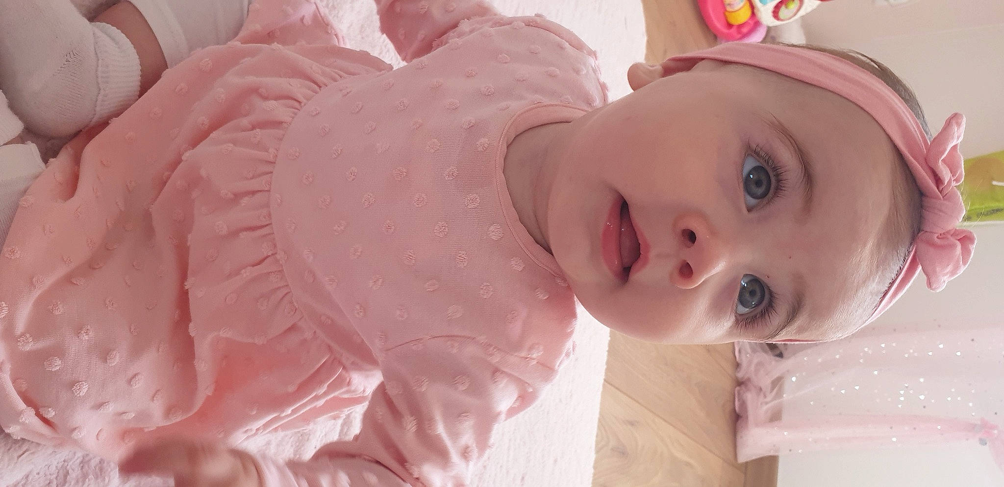 Ambre participe au concours pour gagner de l'argent avec cette photo : cheek, dress, eye, eyebrow, eyelash, happy, hat, headgear, iris, lip, mouth, neck, nose, organ, person, pink, skin, sleeve, smile, textile