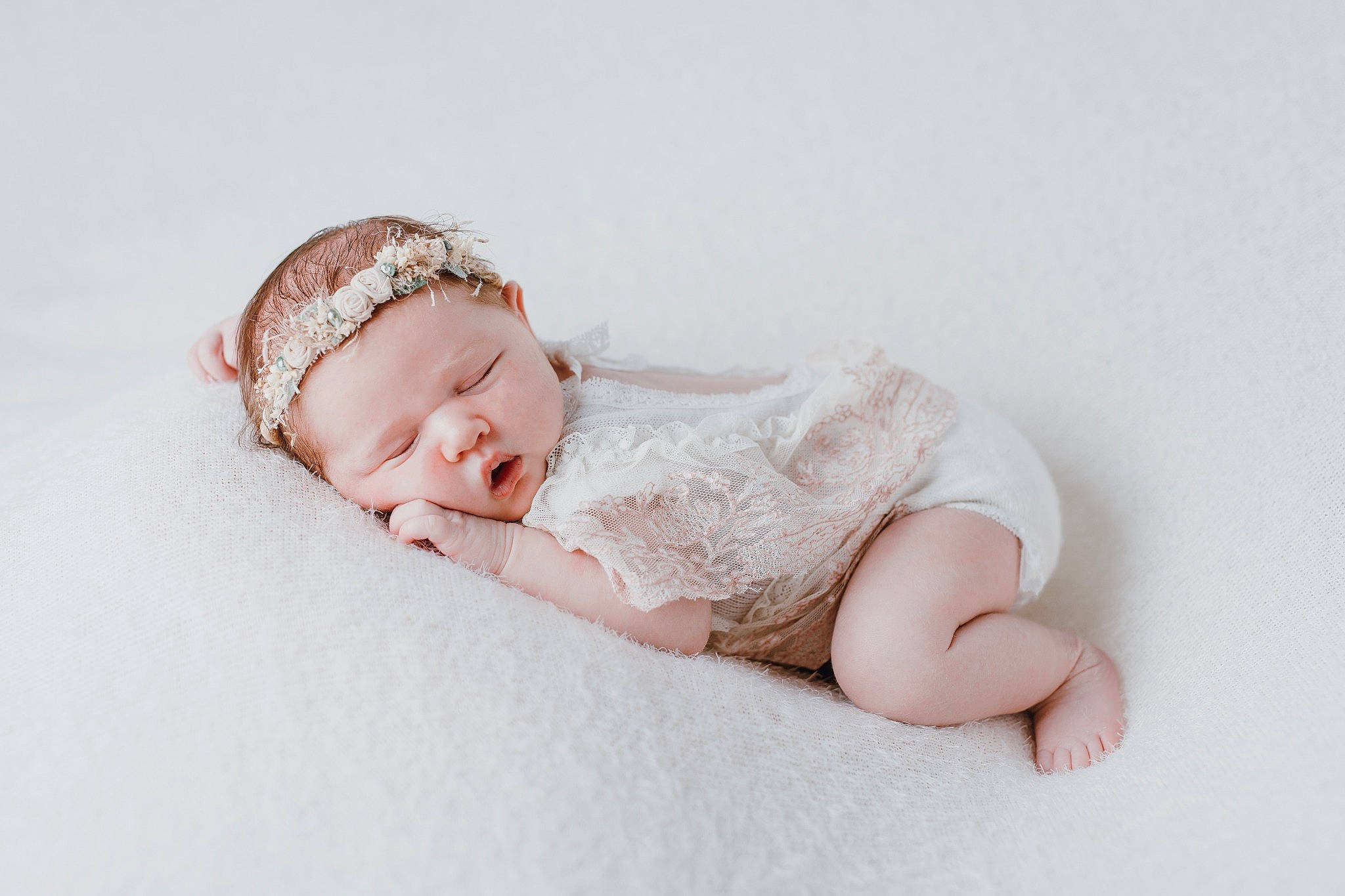 Roxane a rejoint le concours — aidez-le/la à gagner de superbes lots ! baby, baby_sleeping, baby_toddler_clothing, beanie, collar, comfort, face, fashion_accessory, flash_photography, flooring, foot, hair_accessory, headband, headpiece, linens, pattern, person, portrait_photography, sitting, sleeve