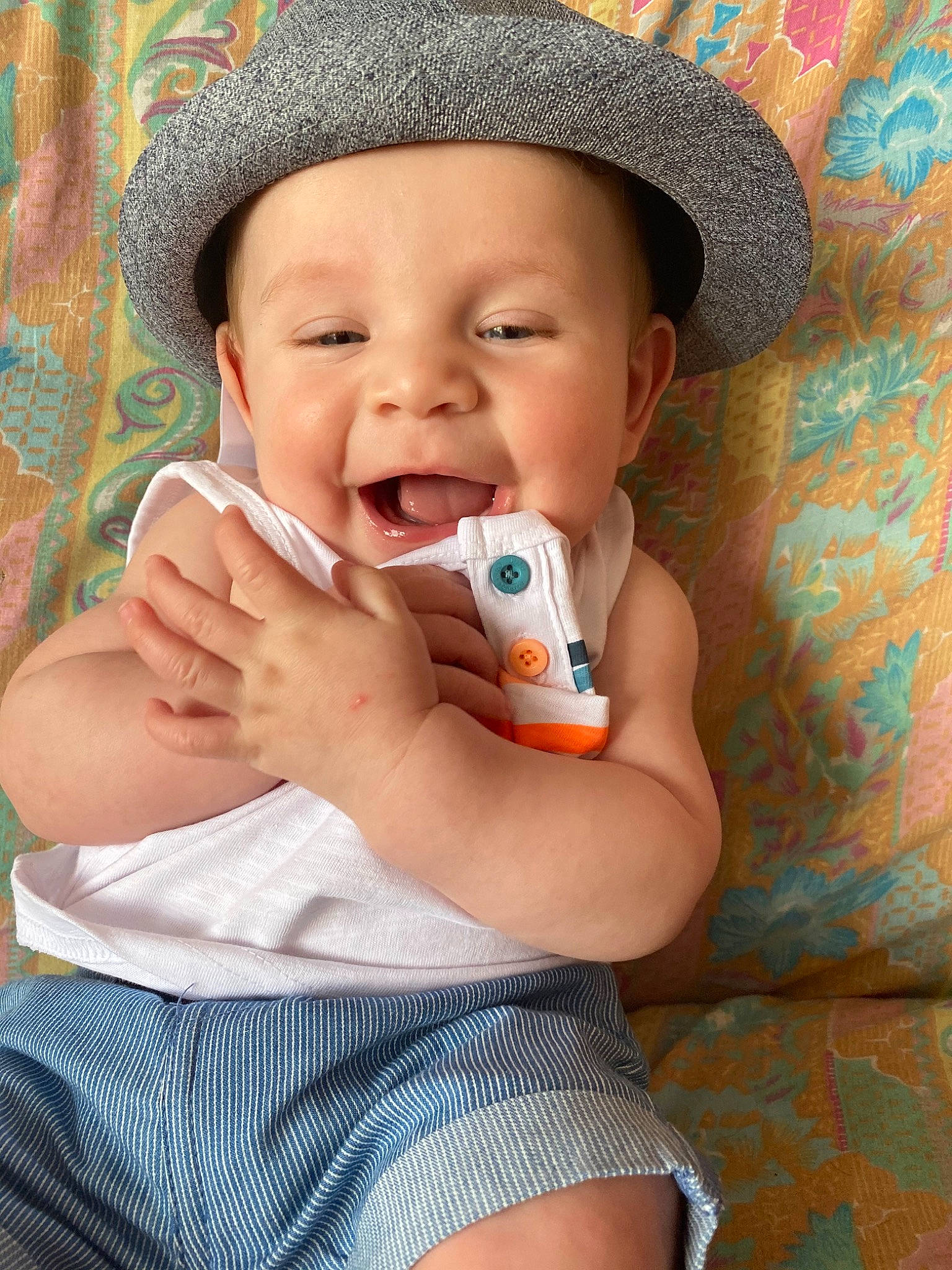 Kaïs a rejoint le concours — aidez-le/la à gagner de superbes lots ! baby, baby_products, child, fashion_accessory, hat, headgear, headwear, nose, person, product, skin, sun_hat, toddler, vacation
