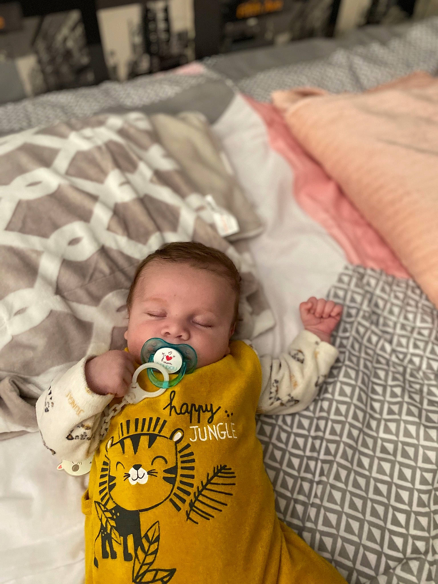 Kaïs participe au concours pour gagner de l'argent avec cette photo : baby, bedtime, birth, child, nap, person, sleep, toddler