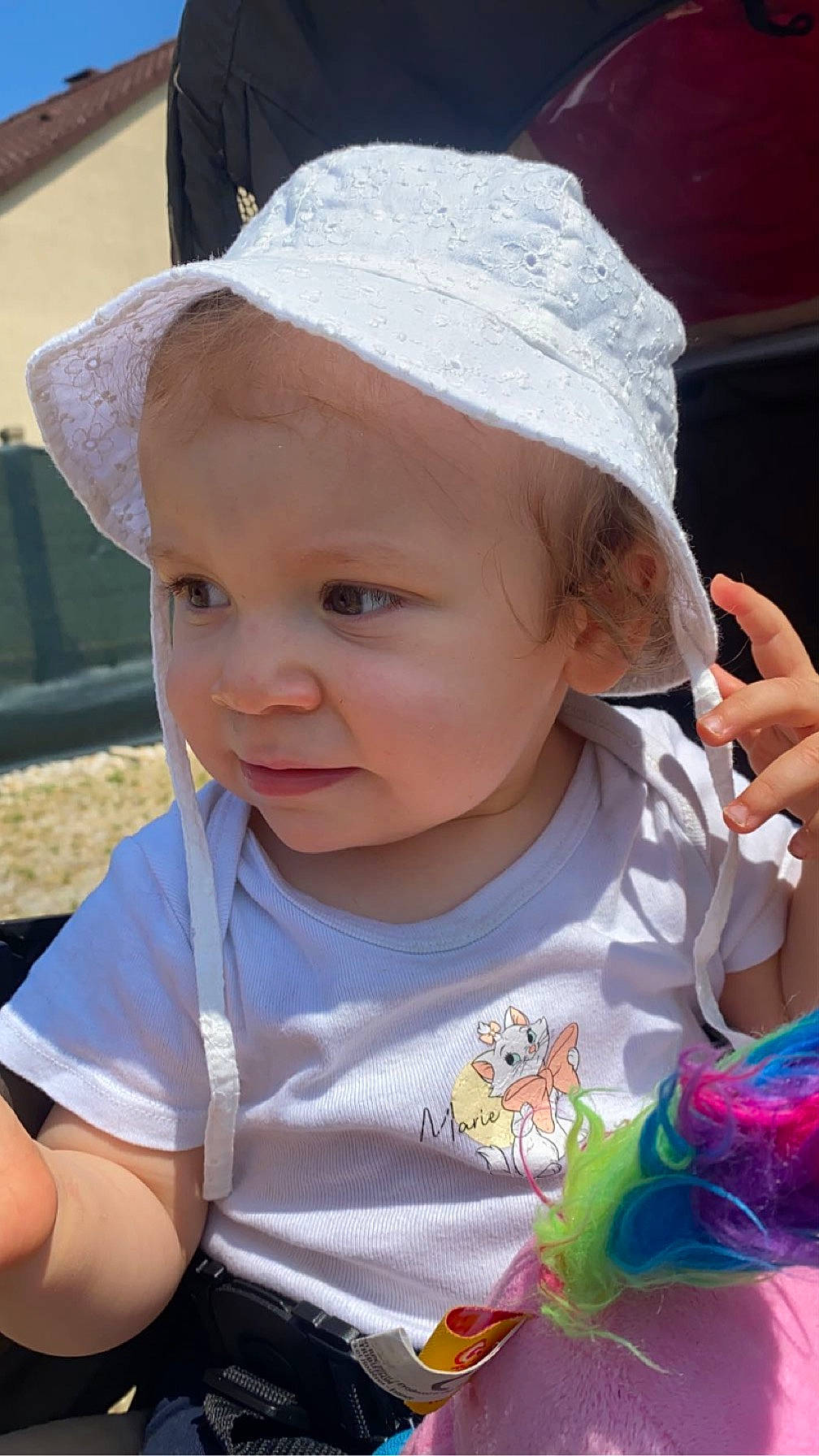 Alya a rejoint le concours — aidez-le/la à gagner de superbes lots ! baby, baby_toddler_clothing, blue, cap, cheek, child, eye, fun, hand, happy, hat, headgear, light, lip, person, product, skin, smile, summer, toddler