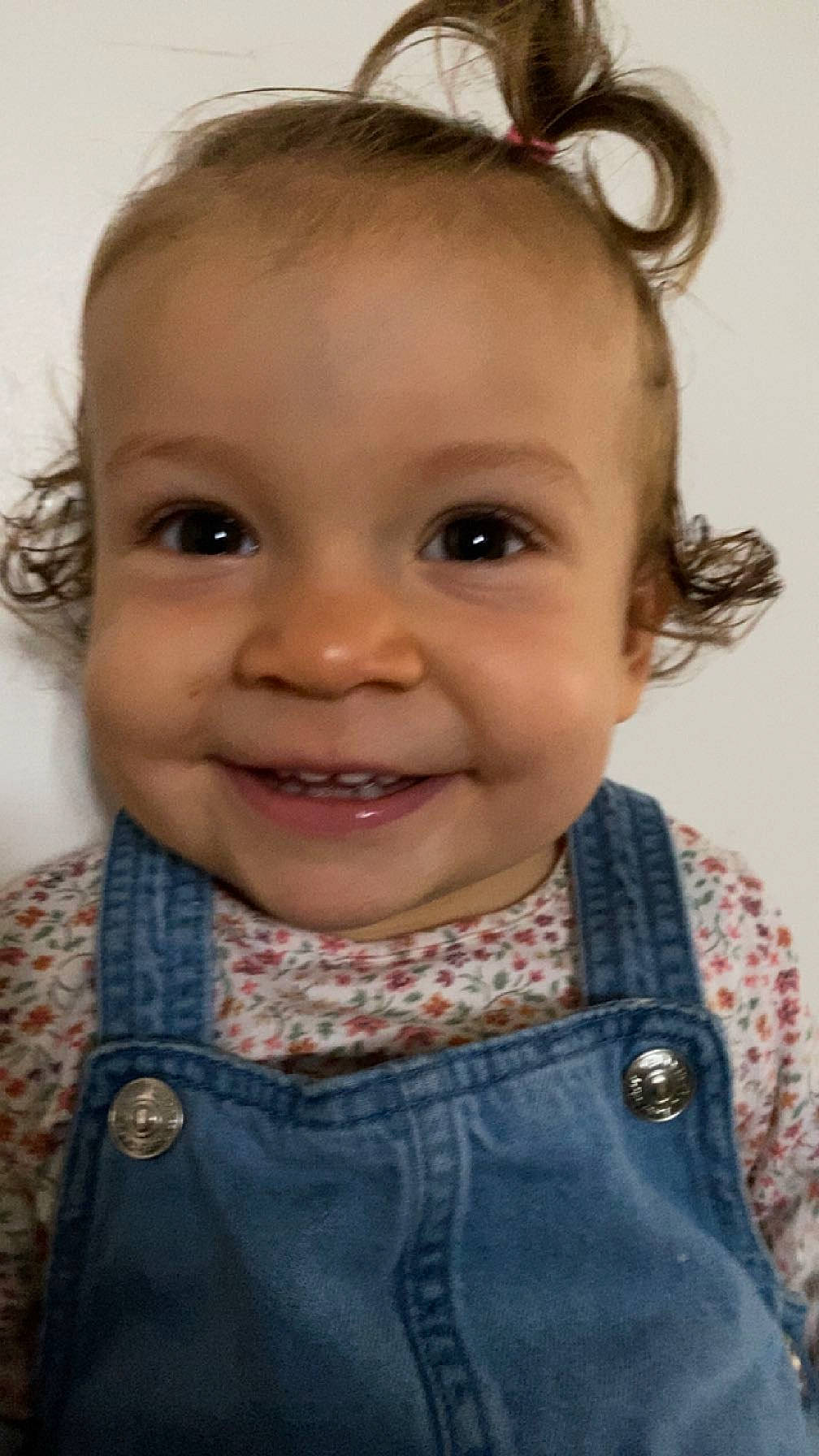 Alya participe au concours pour gagner de l'argent avec cette photo : baby_toddler_clothing, cheek, chin, ear, eye, eyebrow, eyelash, face, facial_expression, forehead, hairstyle, head, iris, joy, lip, neck, nose, organ, outerwear, person