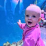 Mila Bella a rejoint le concours — aidez-le/la à gagner de superbes lots ! baby, child, pink_clothing, aquarium, glass, underwater, coral, reflection, happy, smiling, indoor, person, marine_life, curious, portrait, head, hand, bright_colors, cute, exploration