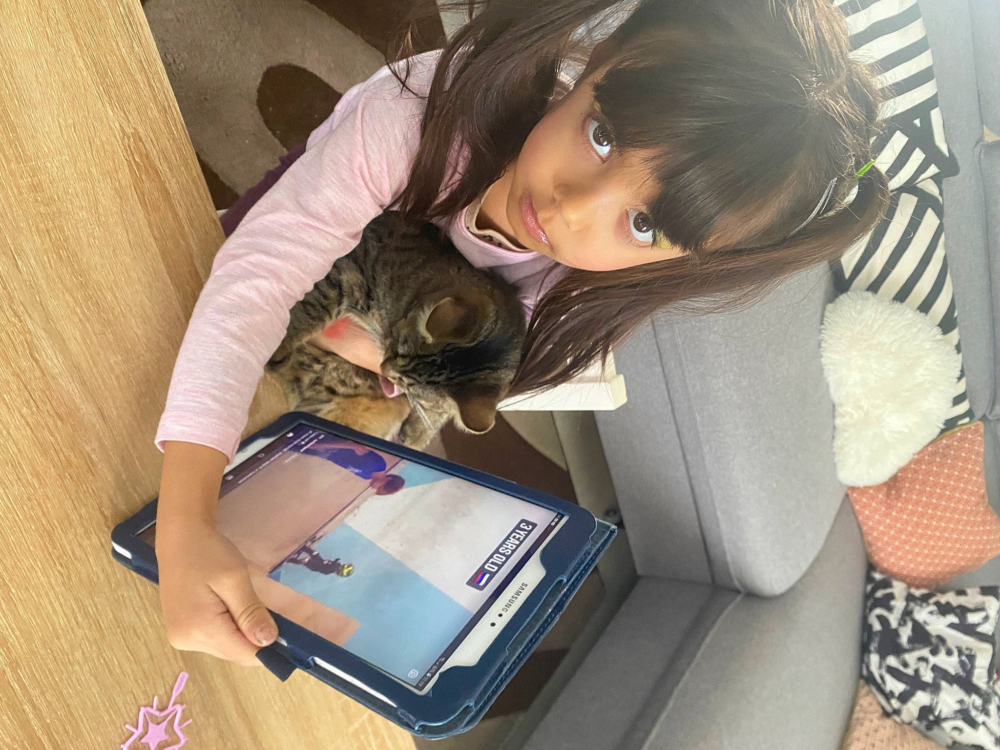 Mila a rejoint le concours — aidez-le/la à gagner de superbes lots ! audio_equipment, automotive_design, black_hair, brown_hair, car_seat, comfort, elbow, electric_blue, finger, gadget, head_restraint, human_leg, joint, lap, long_hair, luxury_vehicle, person, personal_luxury_car, sleeve, thigh