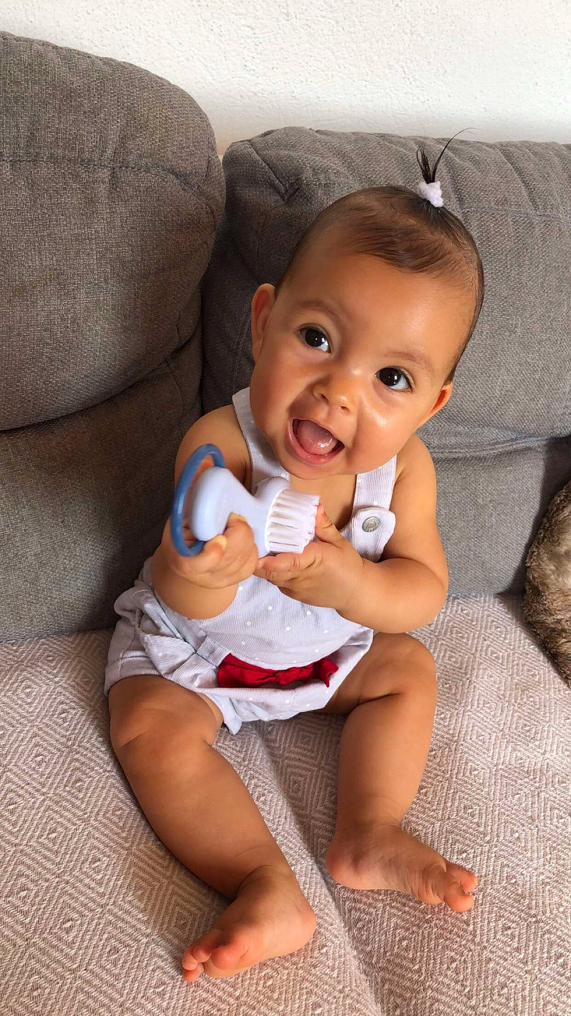 Ilyana participe au concours pour gagner de l'argent avec cette photo : ankle, baby, baby_products, baby_toddler_clothing, cheek, child, comfort, eye, finger, foot, fur, lap, nose, person, skin, slipcover, sock, thumb, toddler, toe