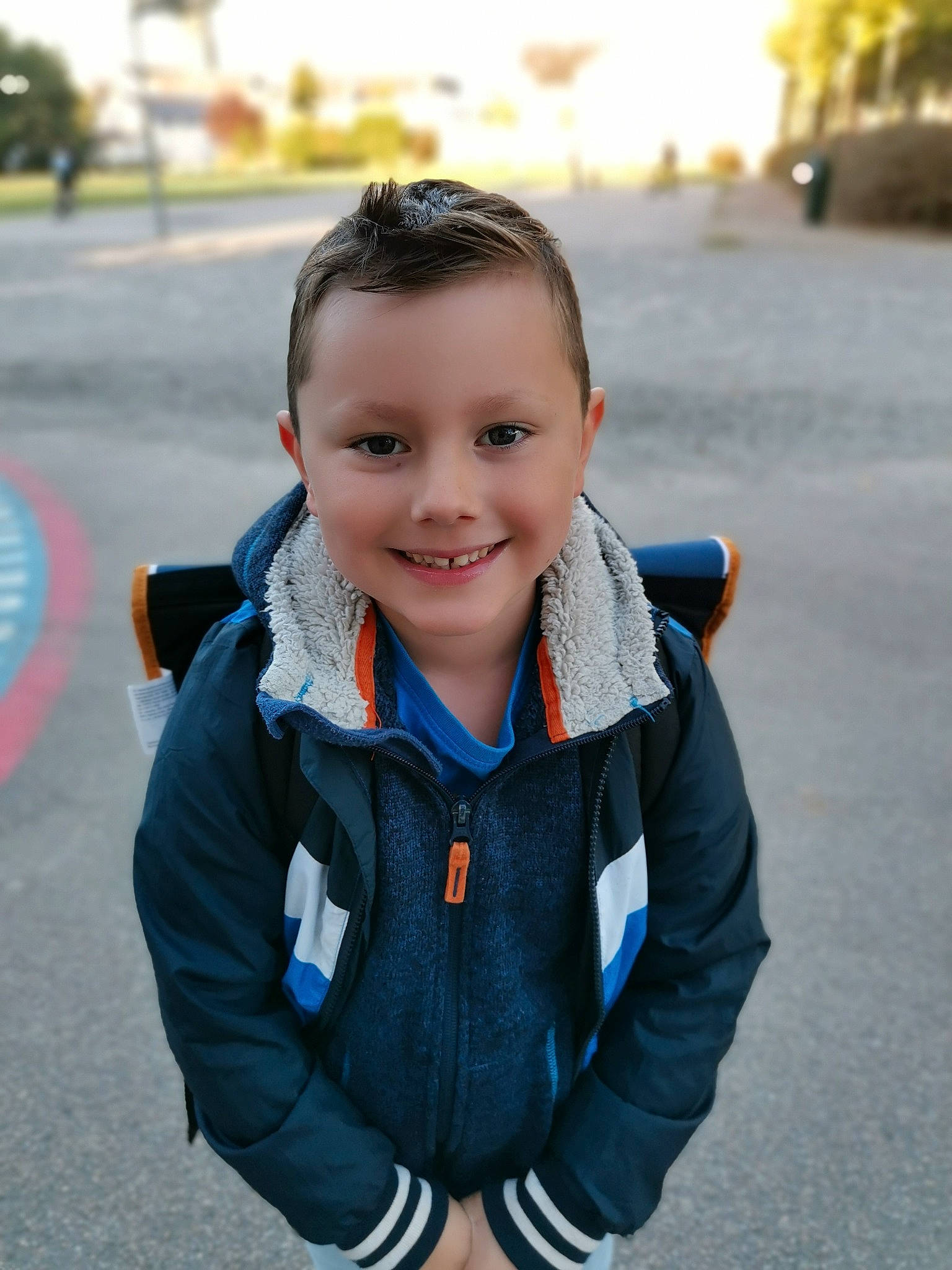 Jonah a rejoint le concours — aidez-le/la à gagner de superbes lots ! blue, cheek, child, cool, electric_blue, face, happy, head, jacket, jeans, joy, outerwear, person, photography, skin, smile, snapshot, standing, toddler, vacation