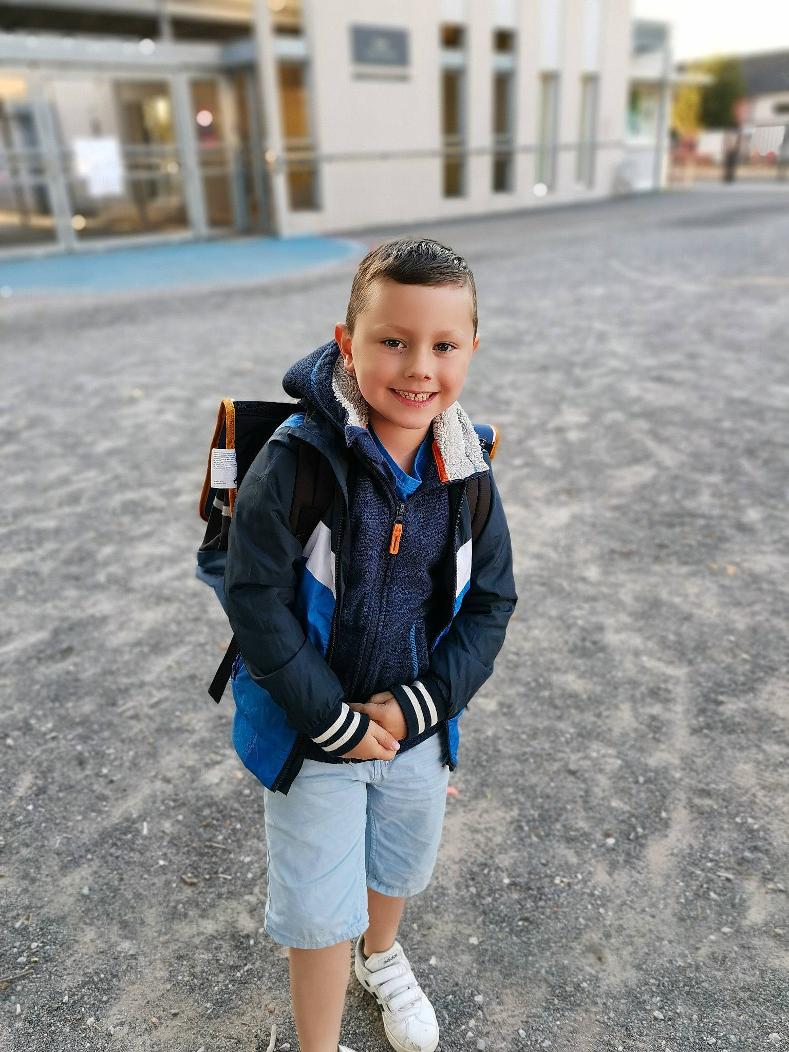 Jonah a rejoint le concours — aidez-le/la à gagner de superbes lots ! child, jacket, jeans, joy, outerwear, person, photography, recreation, skin, smile, snapshot, street_fashion, toddler, tourism, travel, vacation