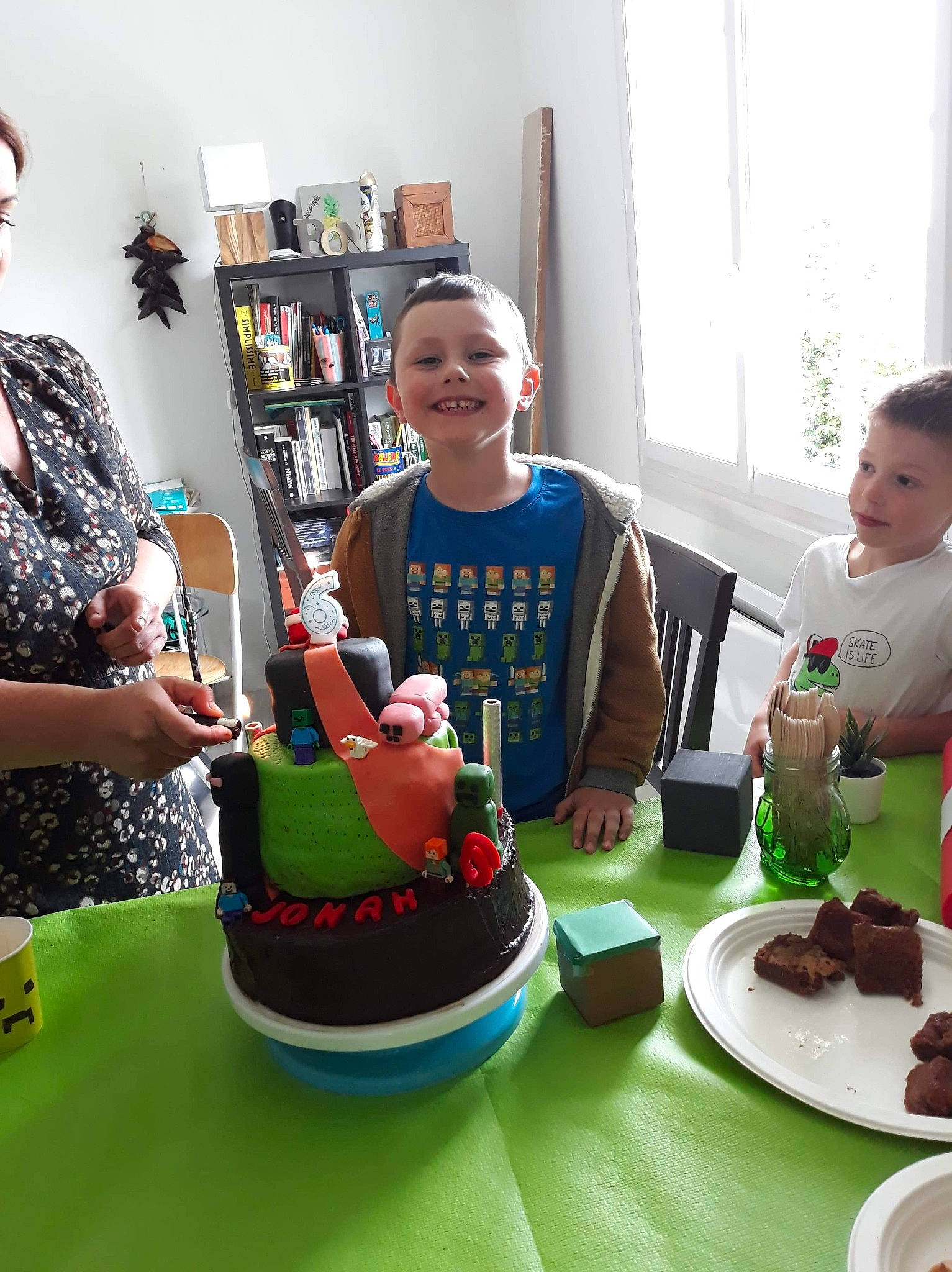 Jonah a rejoint le concours — aidez-le/la à gagner de superbes lots ! baked_goods, birthday, birthday_cake, buttercream, cake, cake_decorating, child, chocolate_cake, dessert, fondant, food, games, green, house, icing, joy, party, person, recreation, sugar_paste