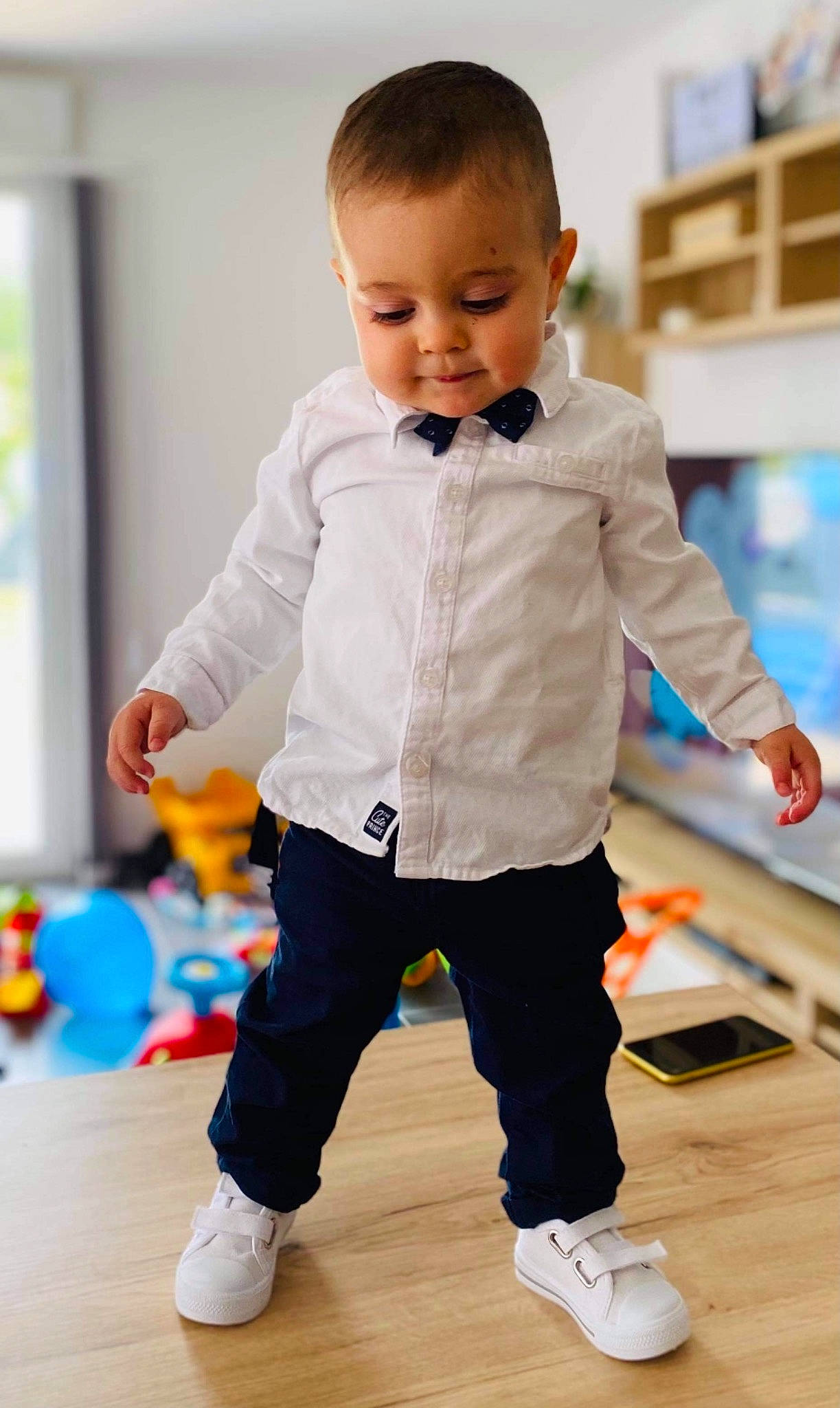 Tyliam a rejoint le concours — aidez-le/la à gagner de superbes lots ! active_pants, baby, baby_toddler_clothing, child, electric_blue, face, floor, flooring, fun, happy, hardwood, human_leg, joint, leisure, person, shoe, sleeve, sneakers, sweatpant, toddler
