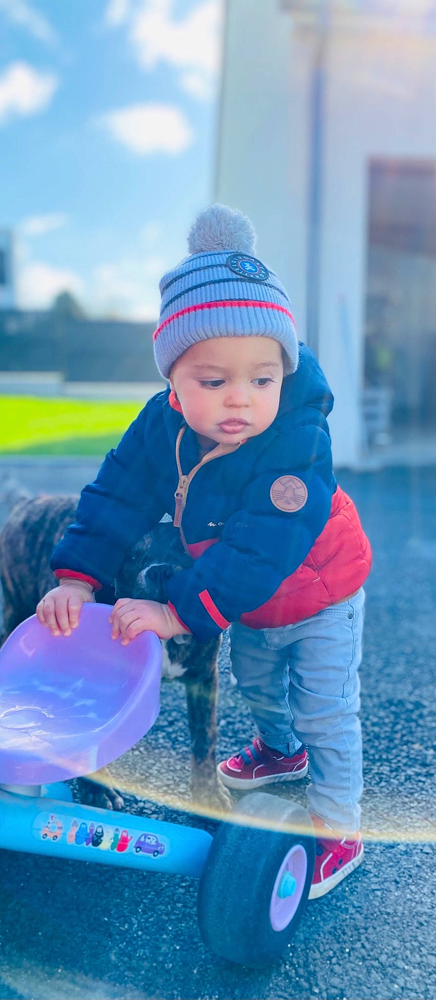 Tyliam participe au concours pour gagner de l'argent avec cette photo : baby, baby_toddler_clothing, cap, child, cloud, electric_blue, eye, freezing, fun, grass, happy, headgear, headwear, jacket, leisure, outerwear, person, recreation, sky, toddler