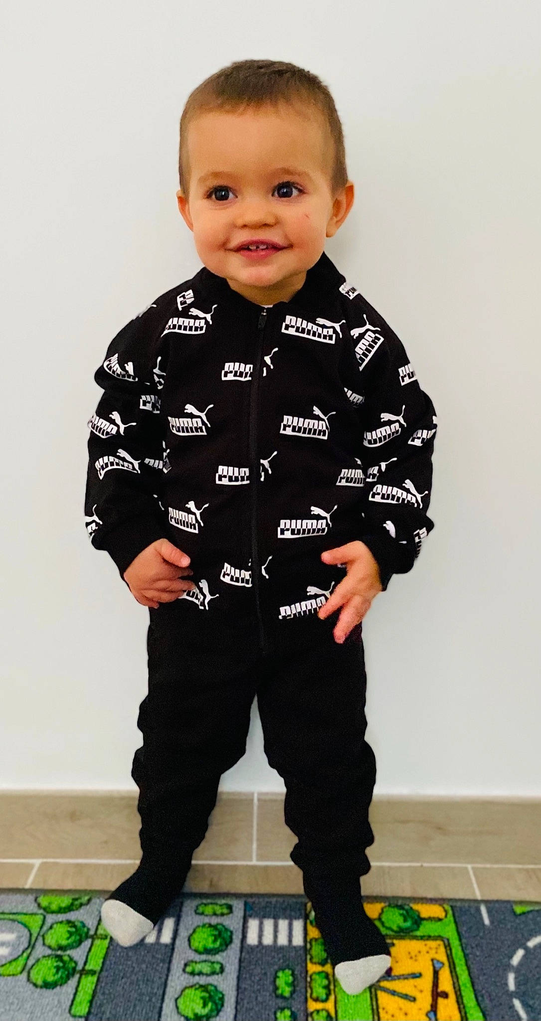 Tyliam participe au concours pour gagner de l'argent avec cette photo : baby, baby_toddler_clothing, child, collar, electric_blue, face, flooring, gesture, jersey, joy, long_sleeved_t_shirt, neck, pattern, person, personal_protective_equipment, sleeve, smile, sportswear, t_shirt, thumb