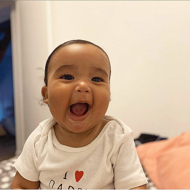 Amaïa a rejoint le concours — aidez-le/la à gagner de superbes lots ! baby, baby_laughing, baby_toddler_clothing, cheek, child, ear, eyebrow, eyelash, iris, laugh, lip, mouth, nose, person, shipping_box, shout, skin, t_shirt, toddler, tongue